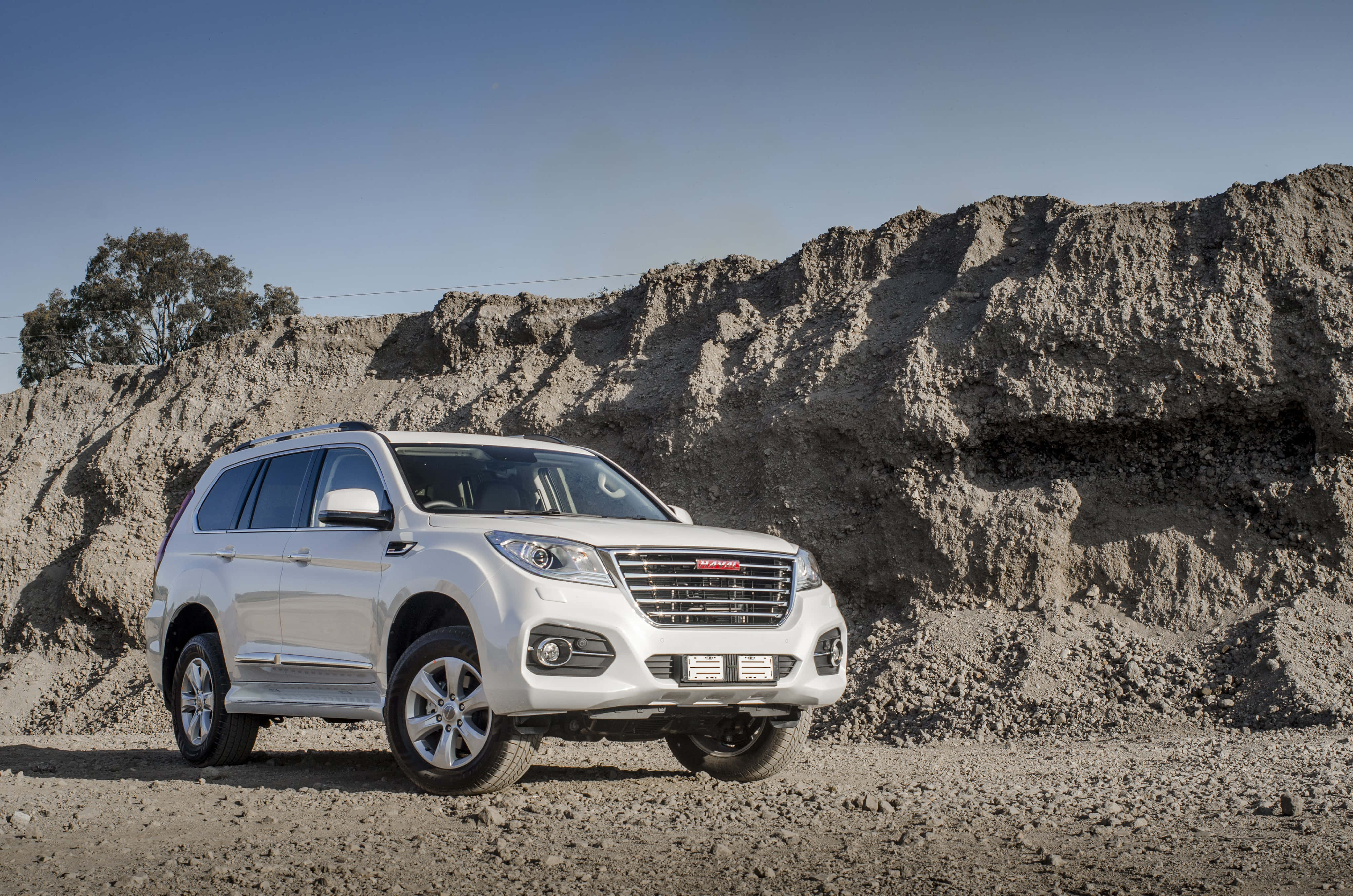 Κομψό Haval SUV Παρκαρισμένο σε Εξωτερικό Χώρο Ταπετσαρία