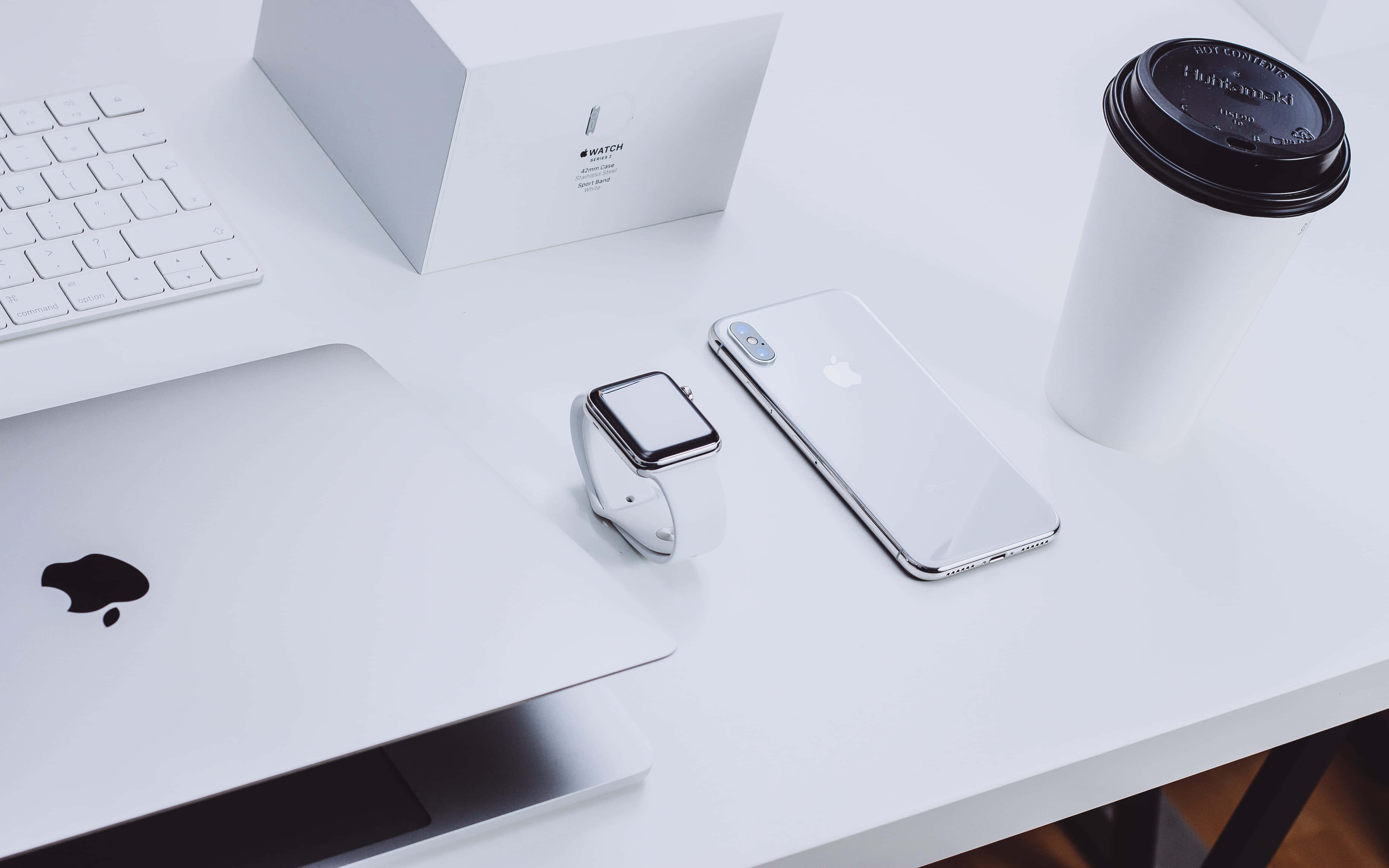 Κομψό Macbook με όμορφη αστική αισθητική Ταπετσαρία