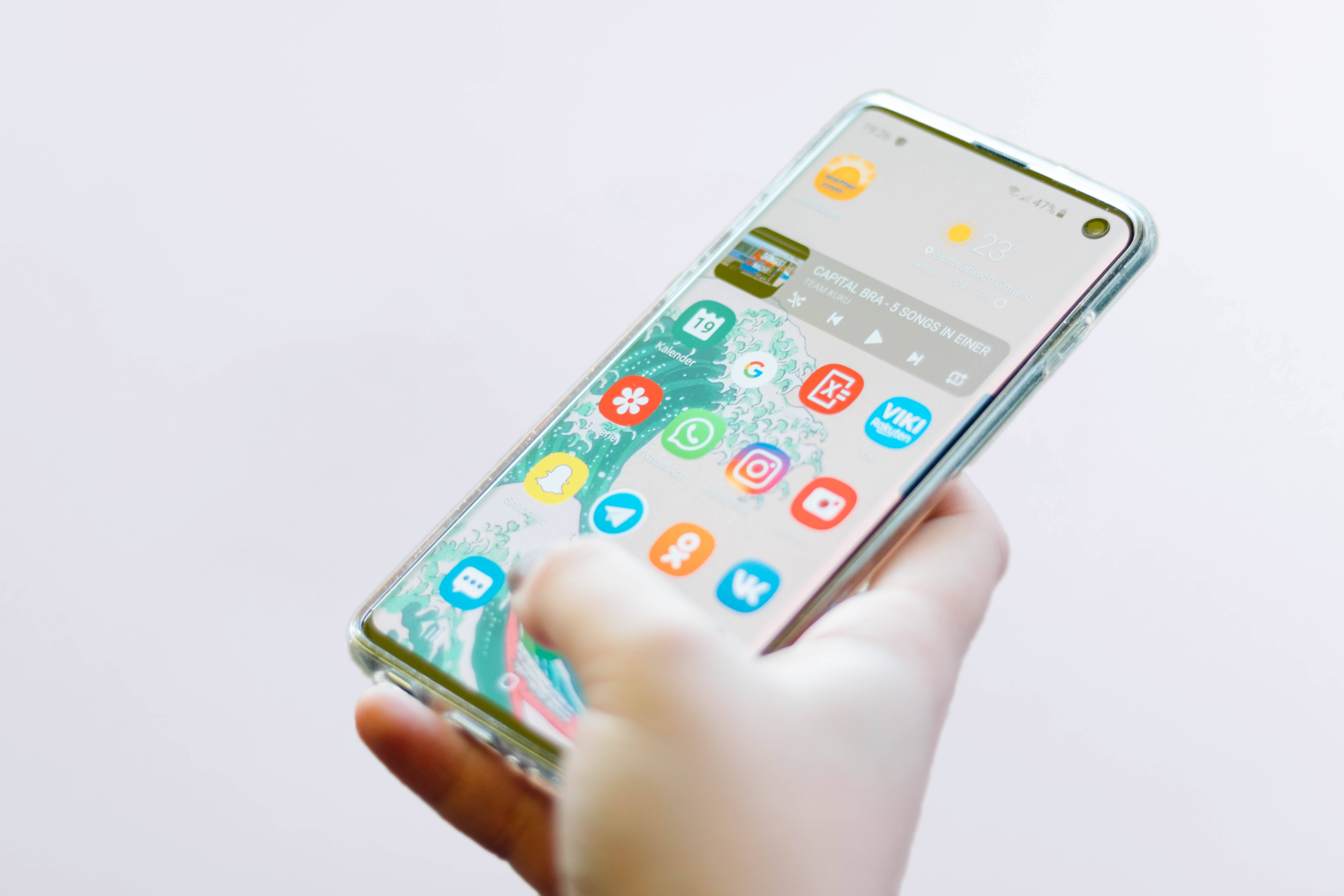 Κομψό Samsung Galaxy S10 σε Φωτεινό Περιβάλλον Ταπετσαρία