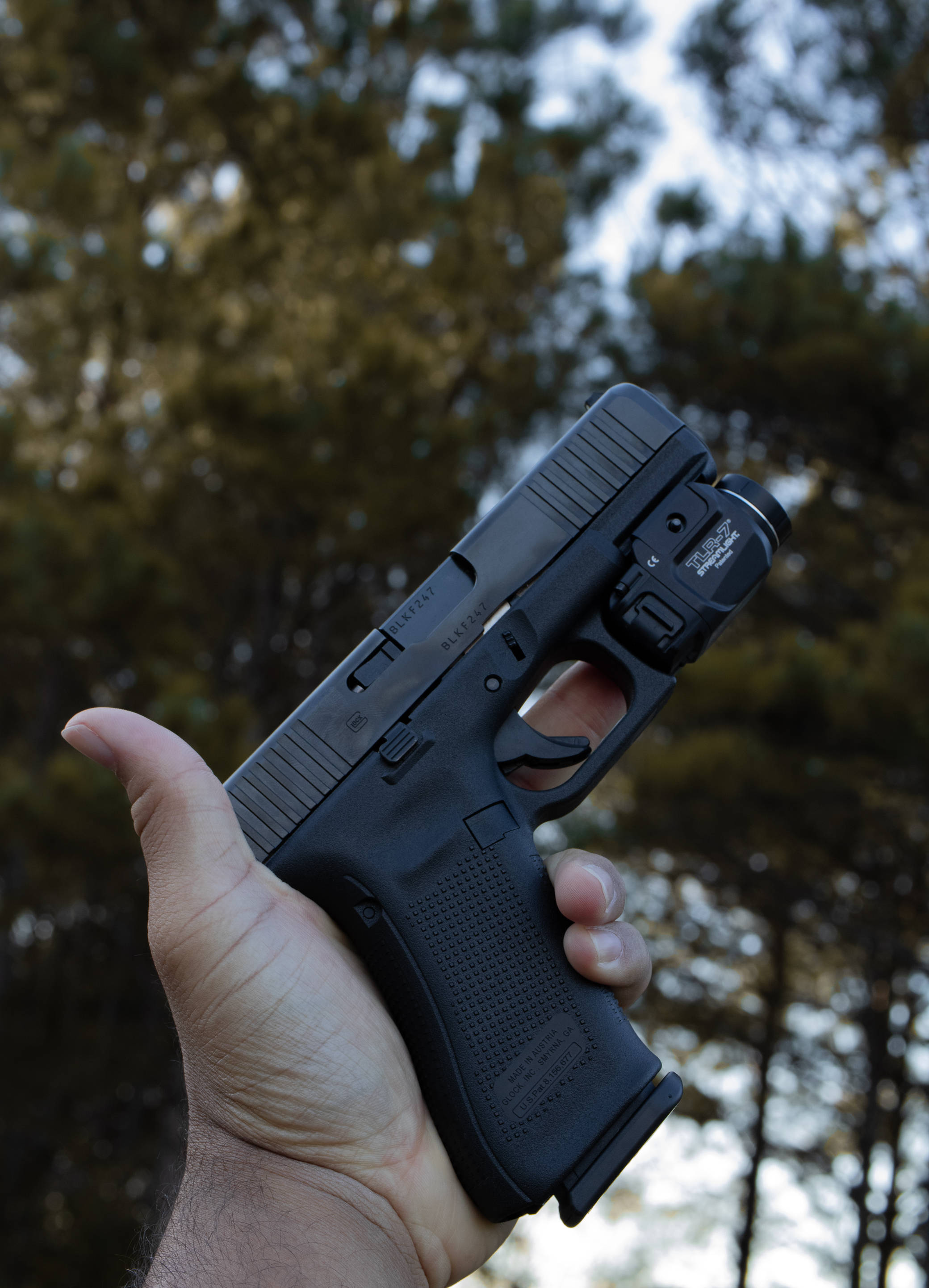 Κρατώντας ένα Glock με Φακό Ταπετσαρία