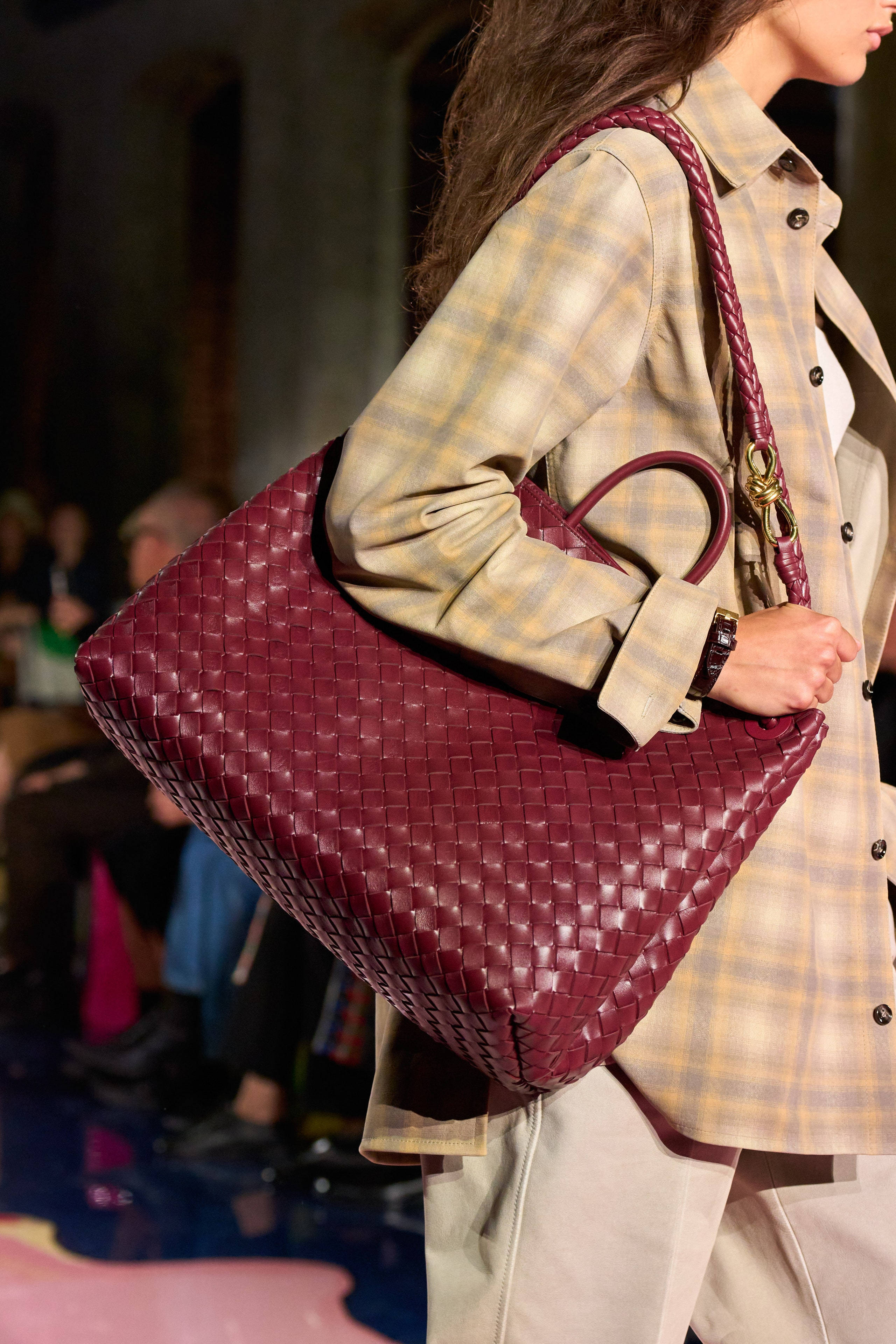 Κόκκινη Τσάντα Bottega Veneta σε Μοντέλο Ταπετσαρία