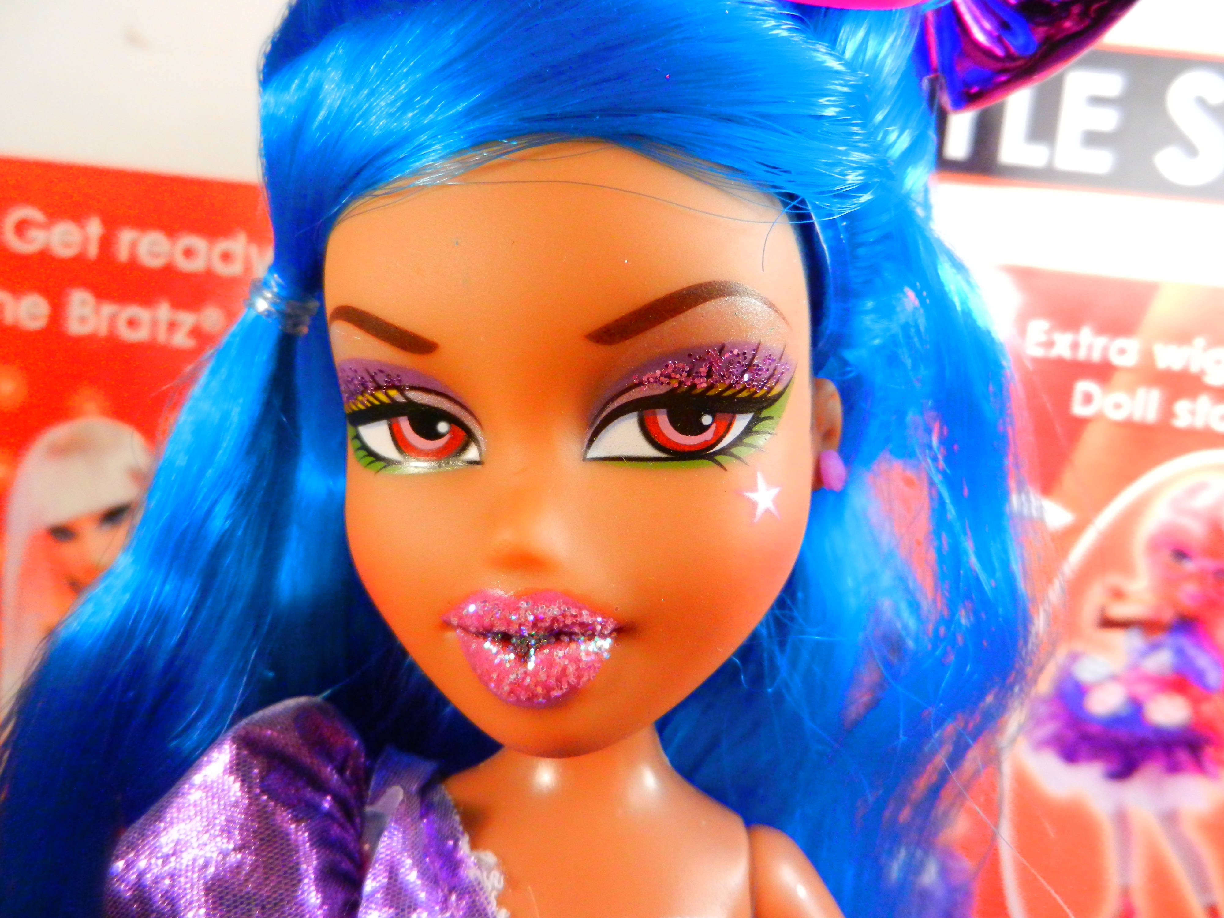 Λαμπερή Αισθητική Bratz με Μπλε Μαλλιά Ταπετσαρία