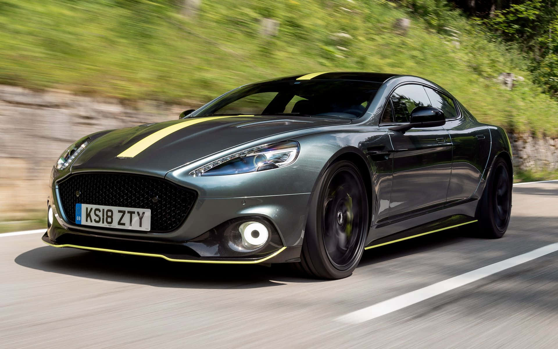 Λεζάντα: Aston Martin Rapide S – Μια Σύντηξη Δύναμης και Πολυτέλειας Ταπετσαρία