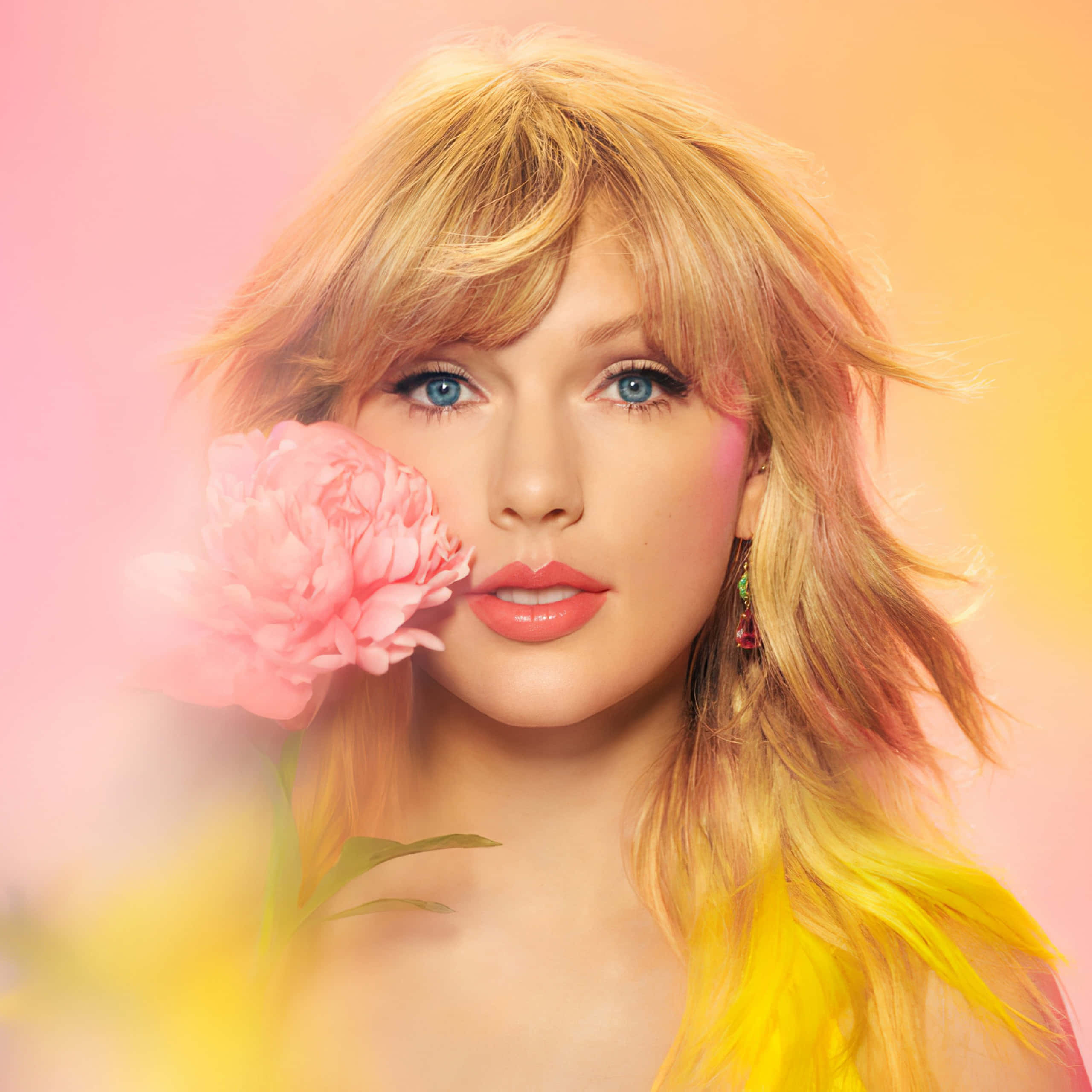 Λεζάντα: Η Taylor Swift φωτισμένη κάτω από τα φώτα της σκηνής Ταπετσαρία