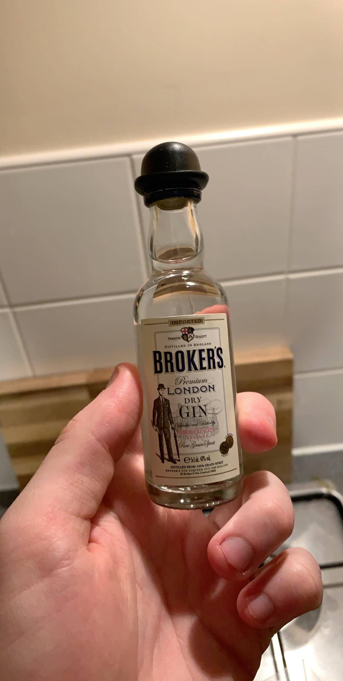 Λεζάντα: Μικροσκοπικό Μπουκάλι Brokers Gin Ταπετσαρία