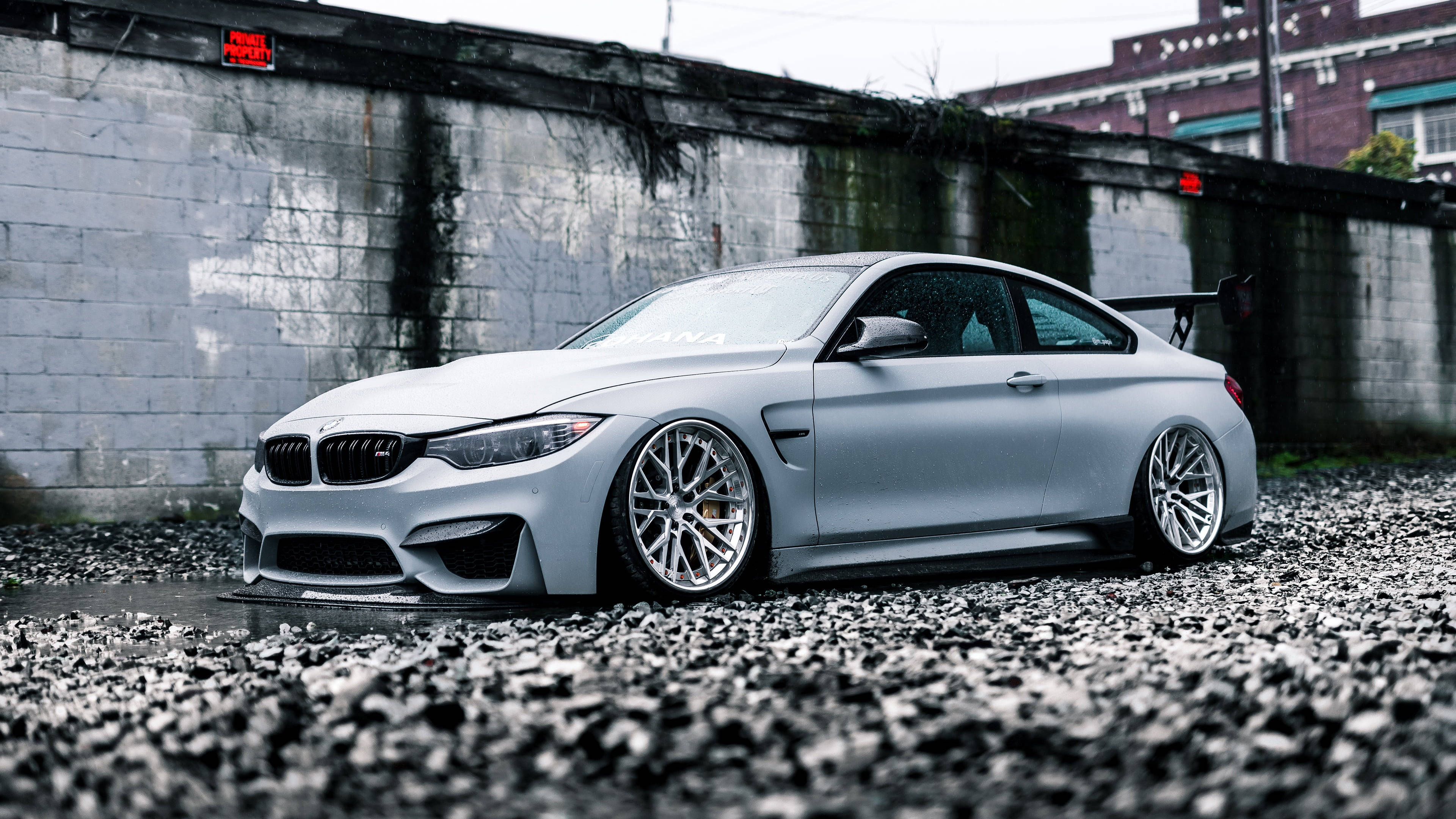 Λευκό BMW M4 σε Βραχώδες Έδαφος Ταπετσαρία