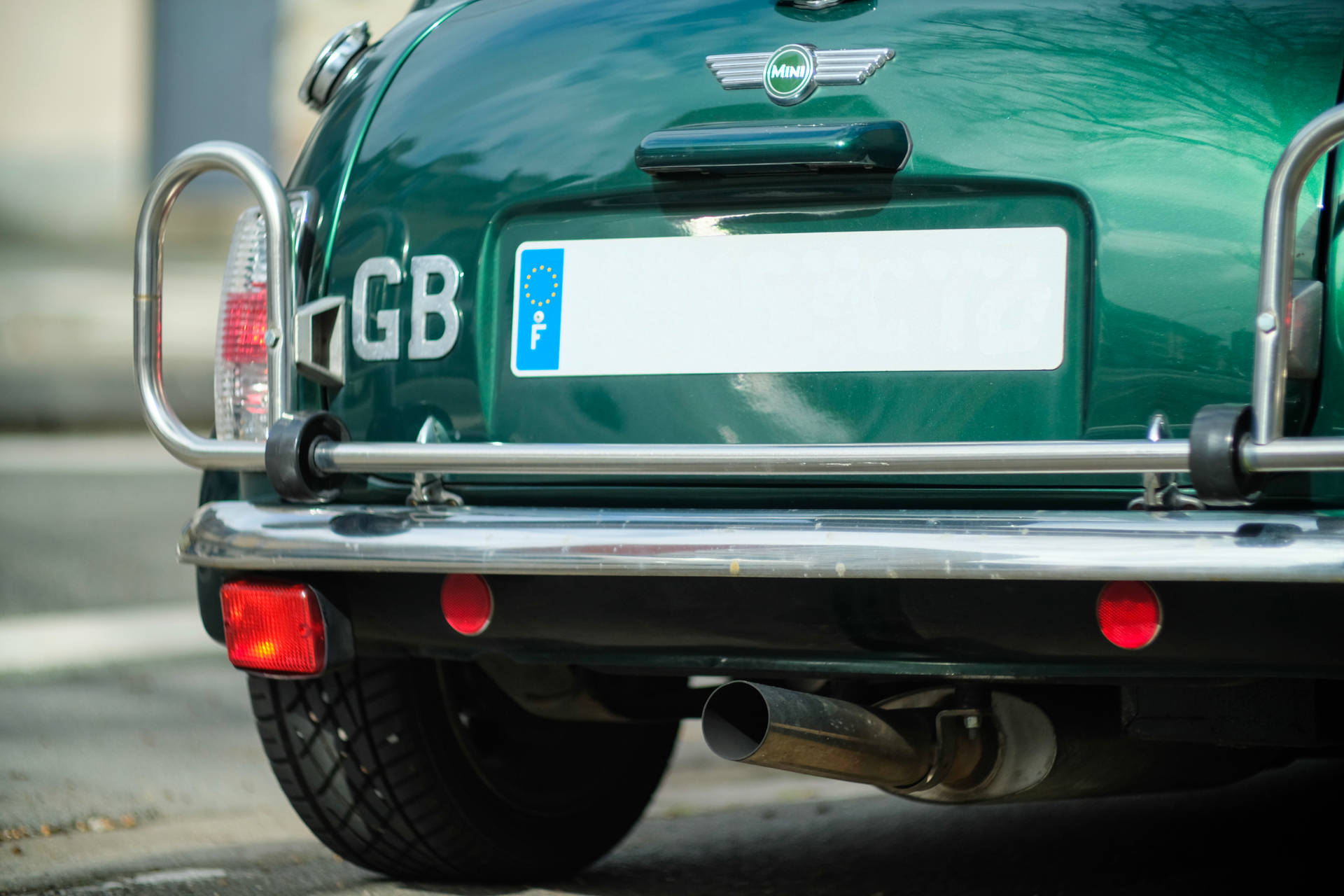 Λογότυπο Mini Cooper στο πίσω μέρος ενός πράσινου οχήματος Mini Cooper — Cool cars GIF Ταπετσαρία