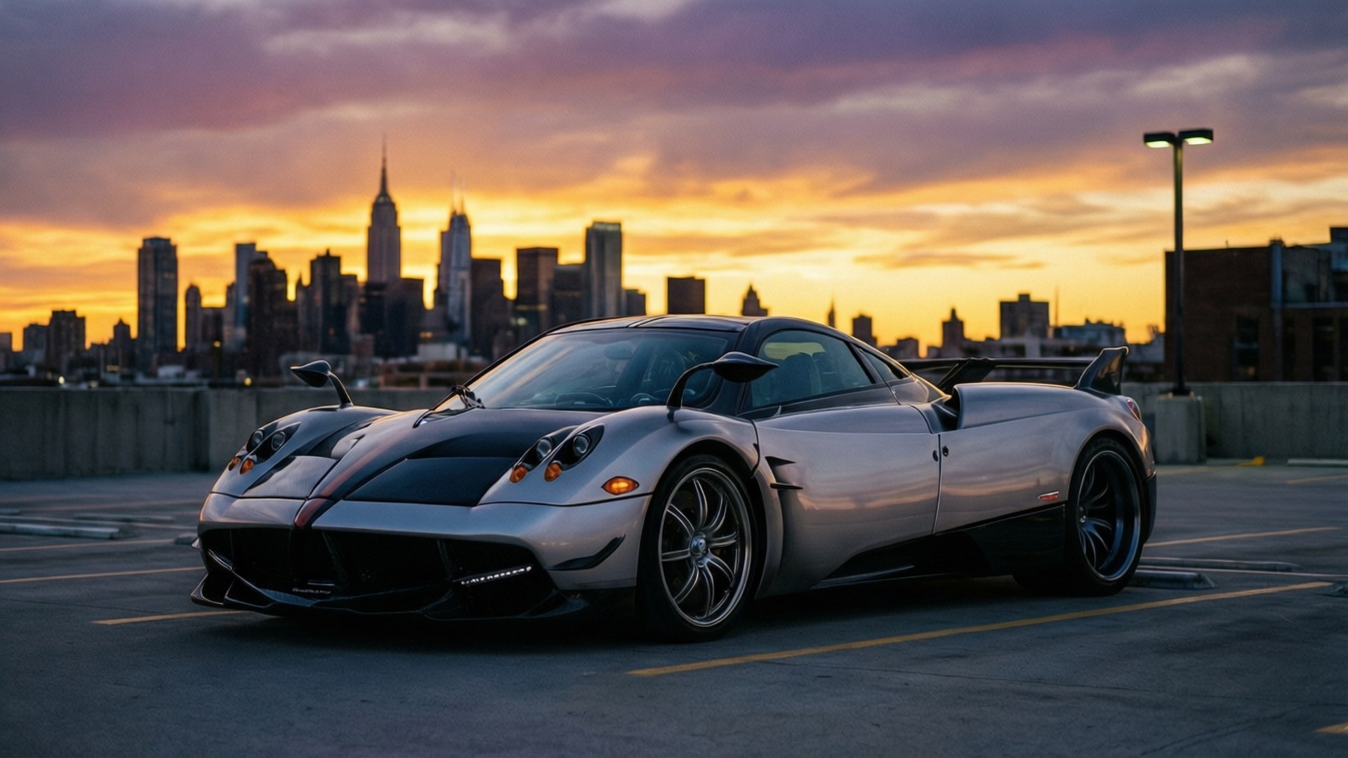 Μια ασημένια Pagani Huayra BC το σούρουπο σε μια ταράτσα με τον ορίζοντα της πόλης στο βάθος. — Cool cars GIF Ταπετσαρία