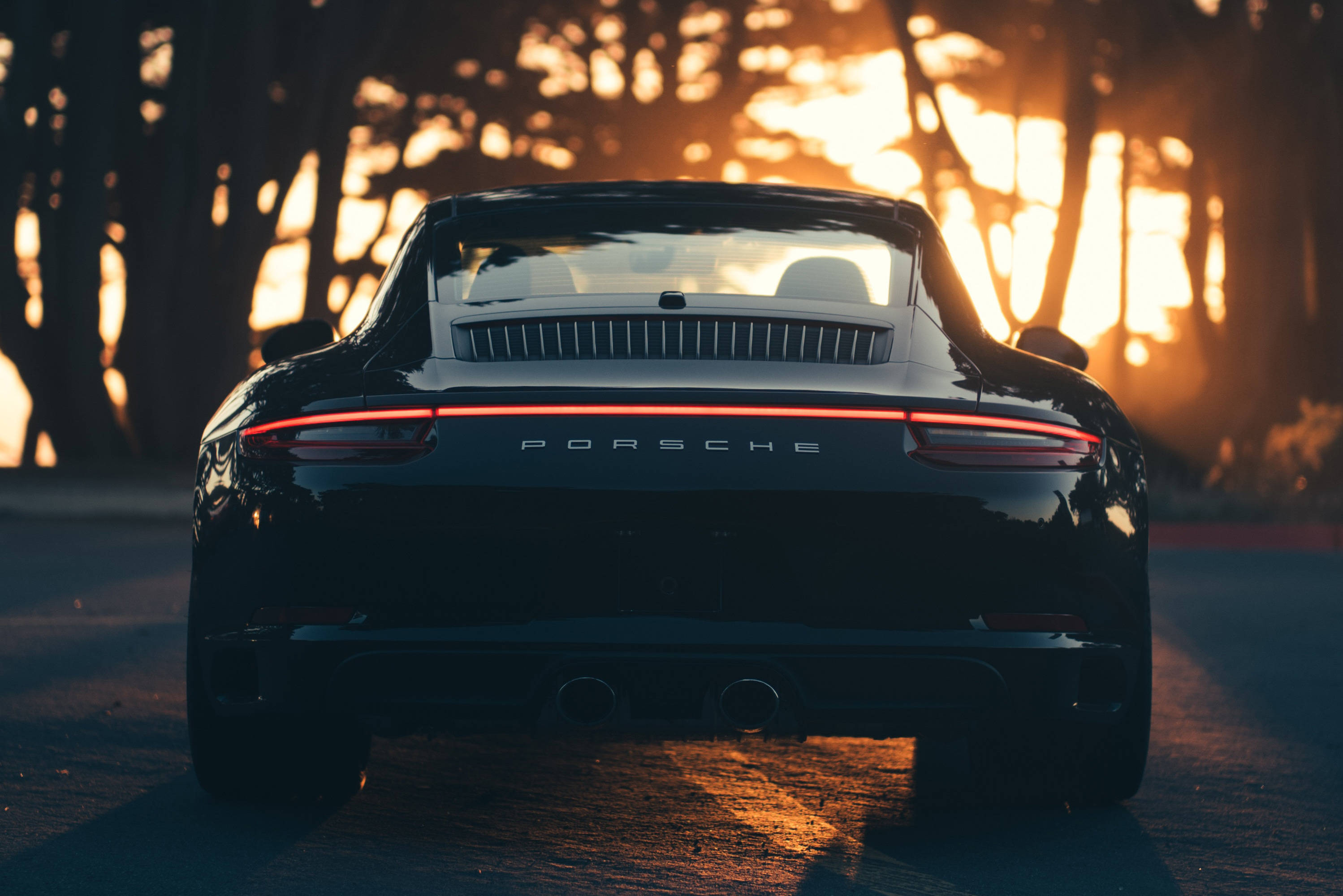 Μαύρη Porsche 911 Παρακολουθεί το Ηλιοβασίλεμα Ταπετσαρία