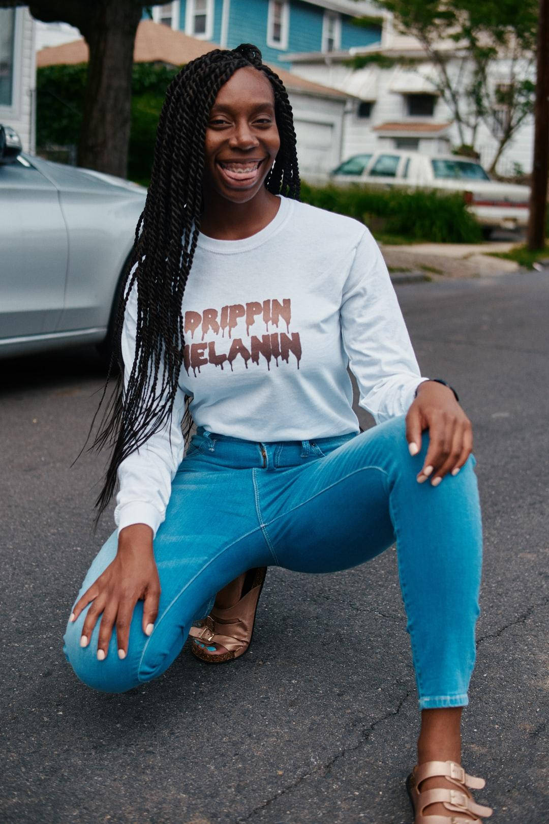 Μαύρη Γυναίκα Baddie με Μπλούζα Drippin' Melanin Ταπετσαρία