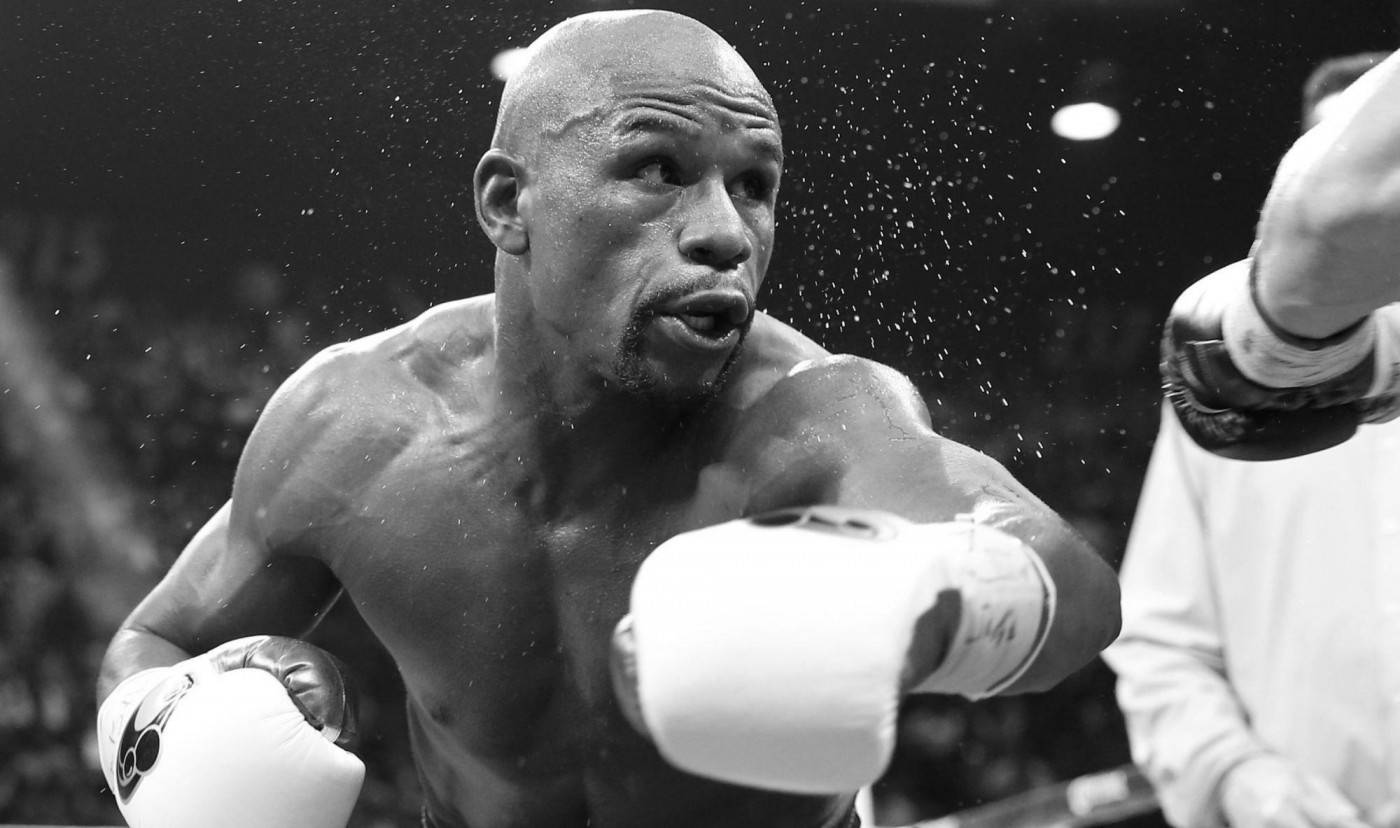 Μαύρο και Άσπρο Floyd Mayweather να Χτυπά Ταπετσαρία