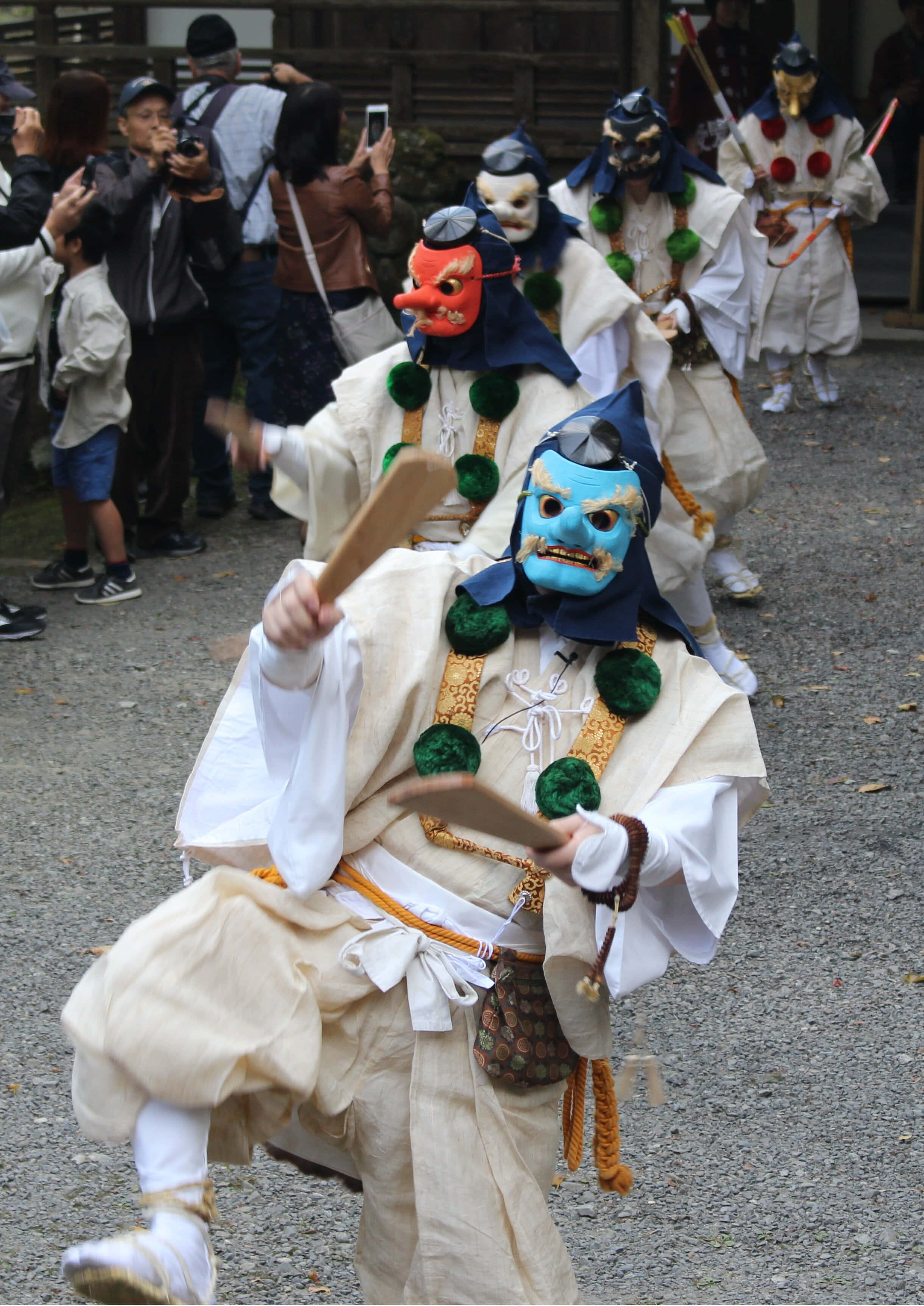 Μεγαλοπρεπής Tengu περιτριγυρισμένος από τη φύση Ταπετσαρία