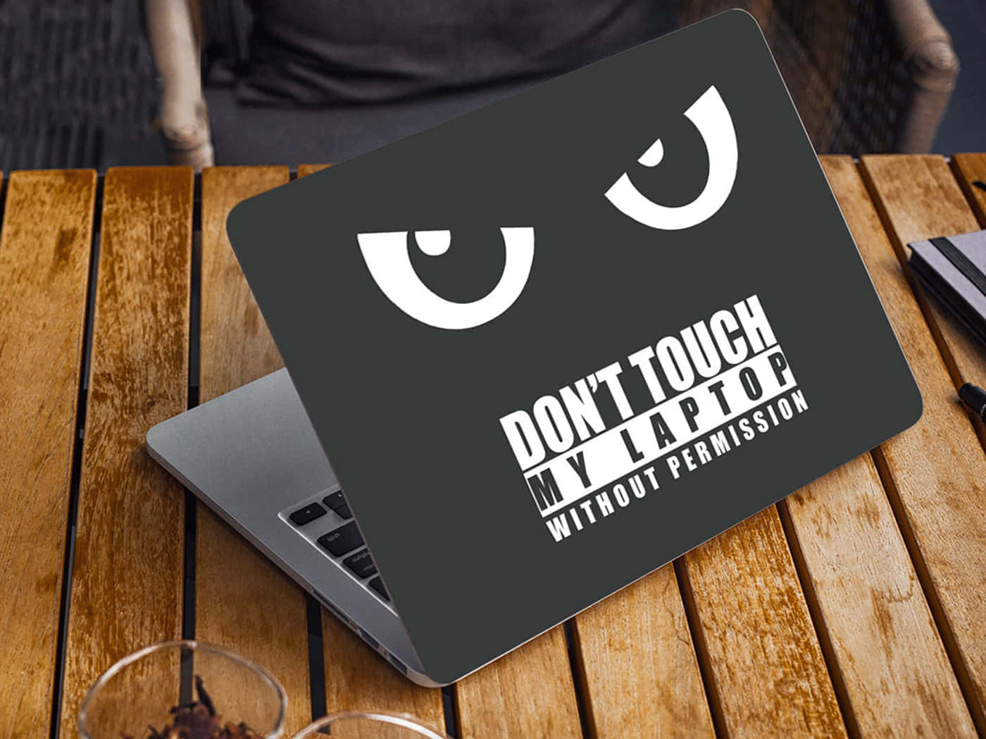Μην Αγγίζεις το Laptop Μου με Μάτια Ταπετσαρία