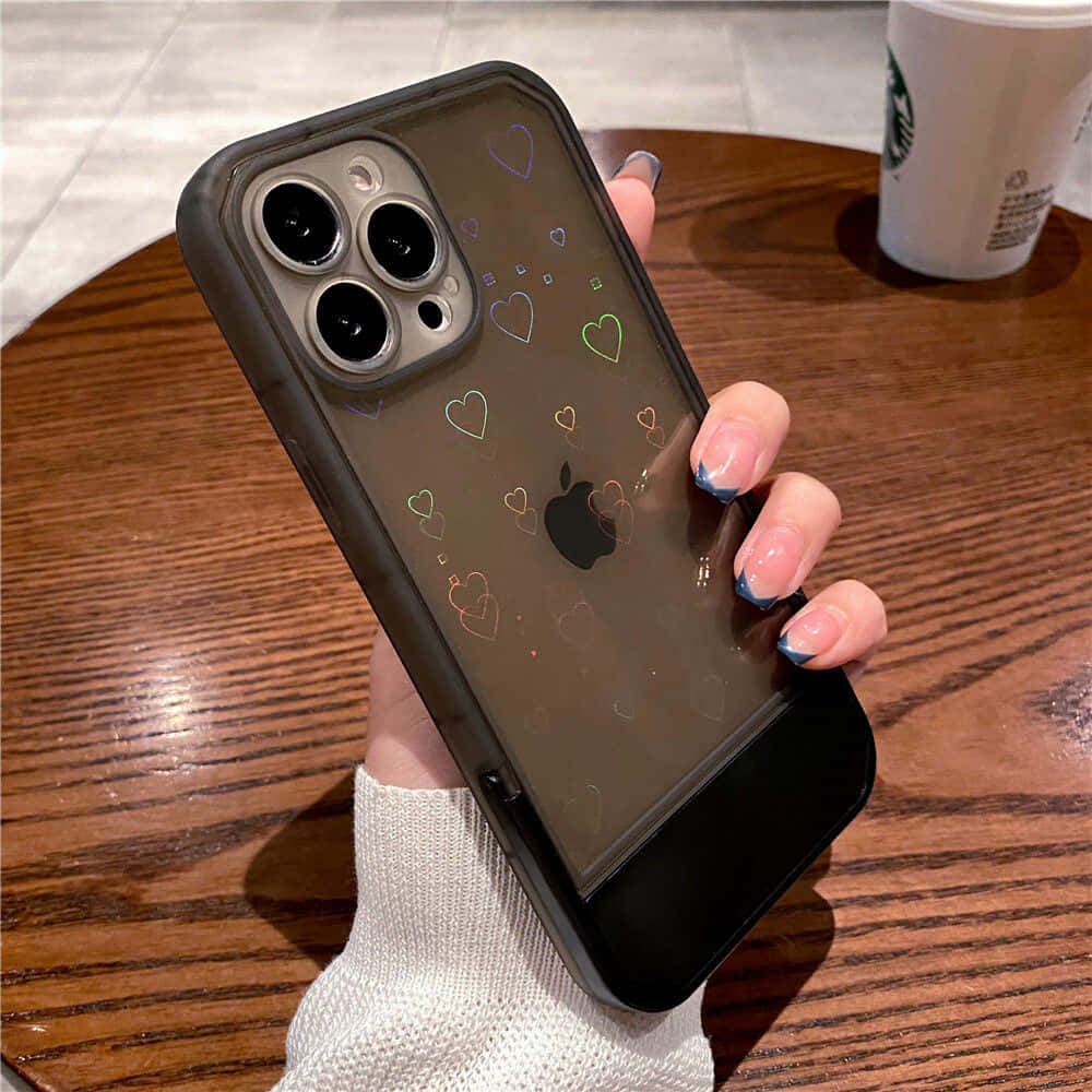 μια γυναίκα που κρατά μια θήκη iPhone 11 με καρδιές Ταπετσαρία