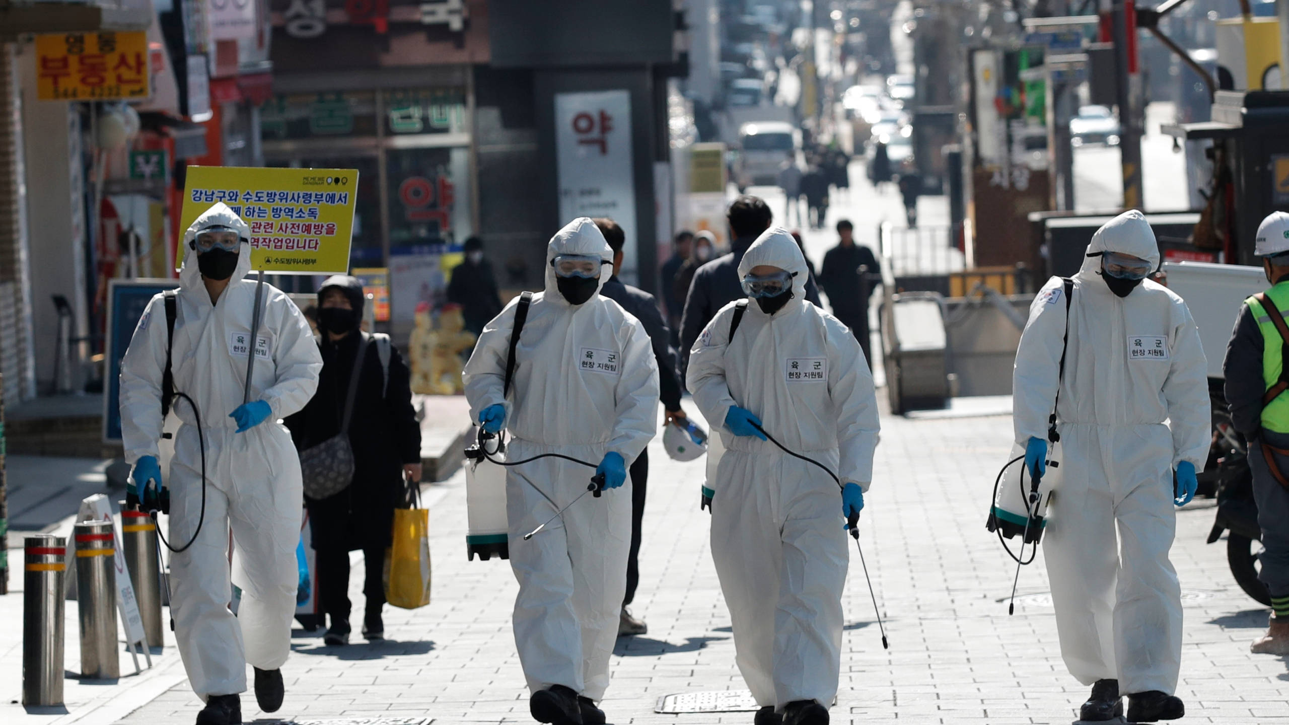 Μια Επαγγελματική Ιατρική Ομάδα Μάχεται κατά του COVID-19 Ταπετσαρία
