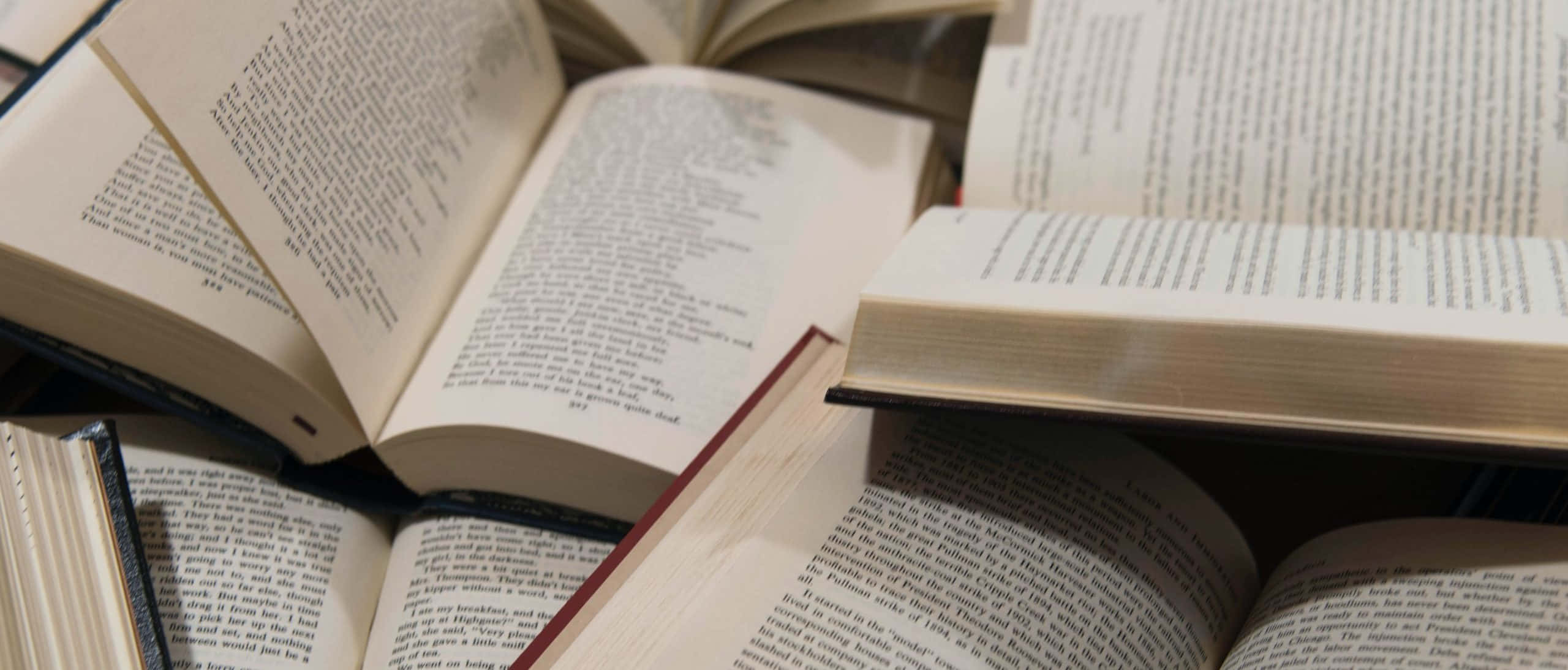 μια στοίβα βιβλία πάνω σε ένα τραπέζι Ταπετσαρία