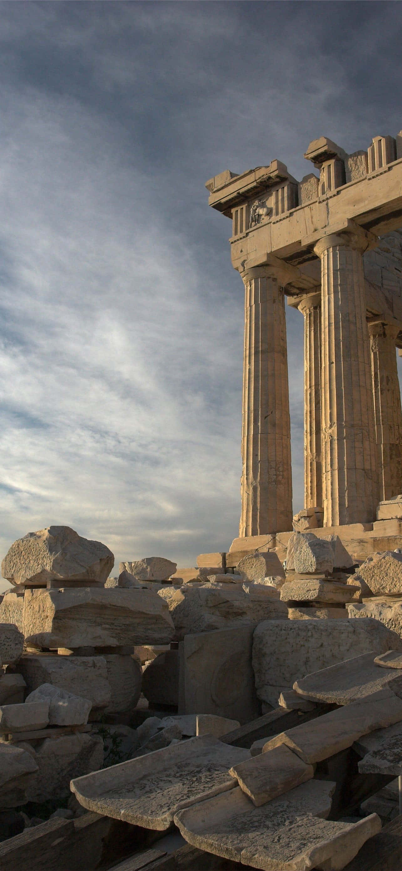Ερείπια και απομεινάρια του Παρθενώνα στην Ακρόπολη Ταπετσαρία