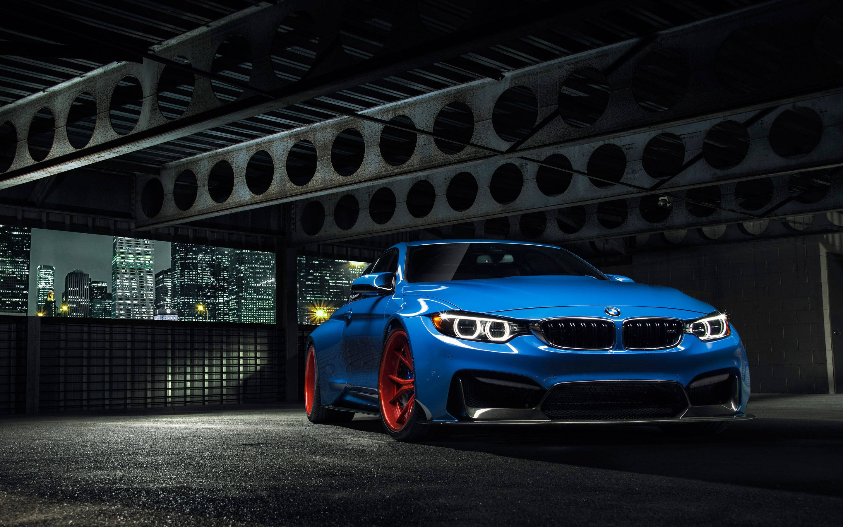 Μπλε BMW Παρκαρισμένη σε Εσωτερικό Χώρο Ταπετσαρία