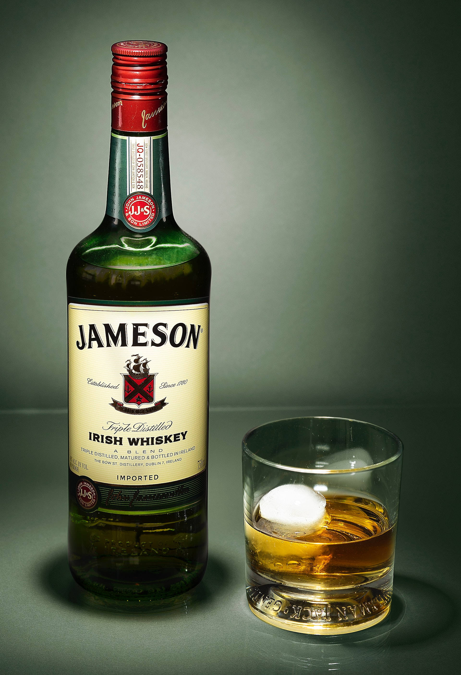 Μπουκάλι και Ποτήρι Ουίσκι Jameson Ταπετσαρία