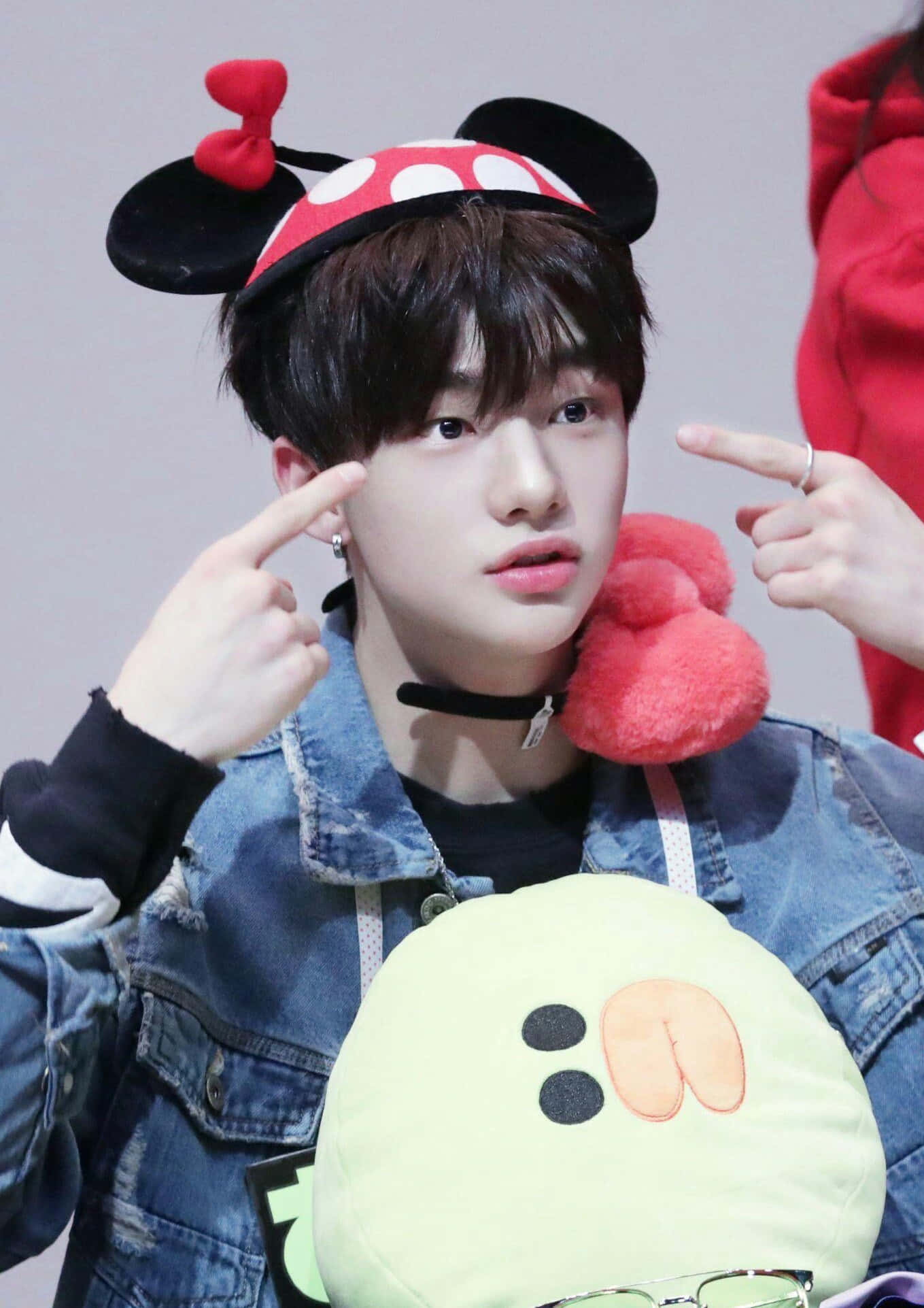Νοτιοκορεάτης τραγουδιστής Hyunjin με καπέλο Minnie Mouse Ταπετσαρία