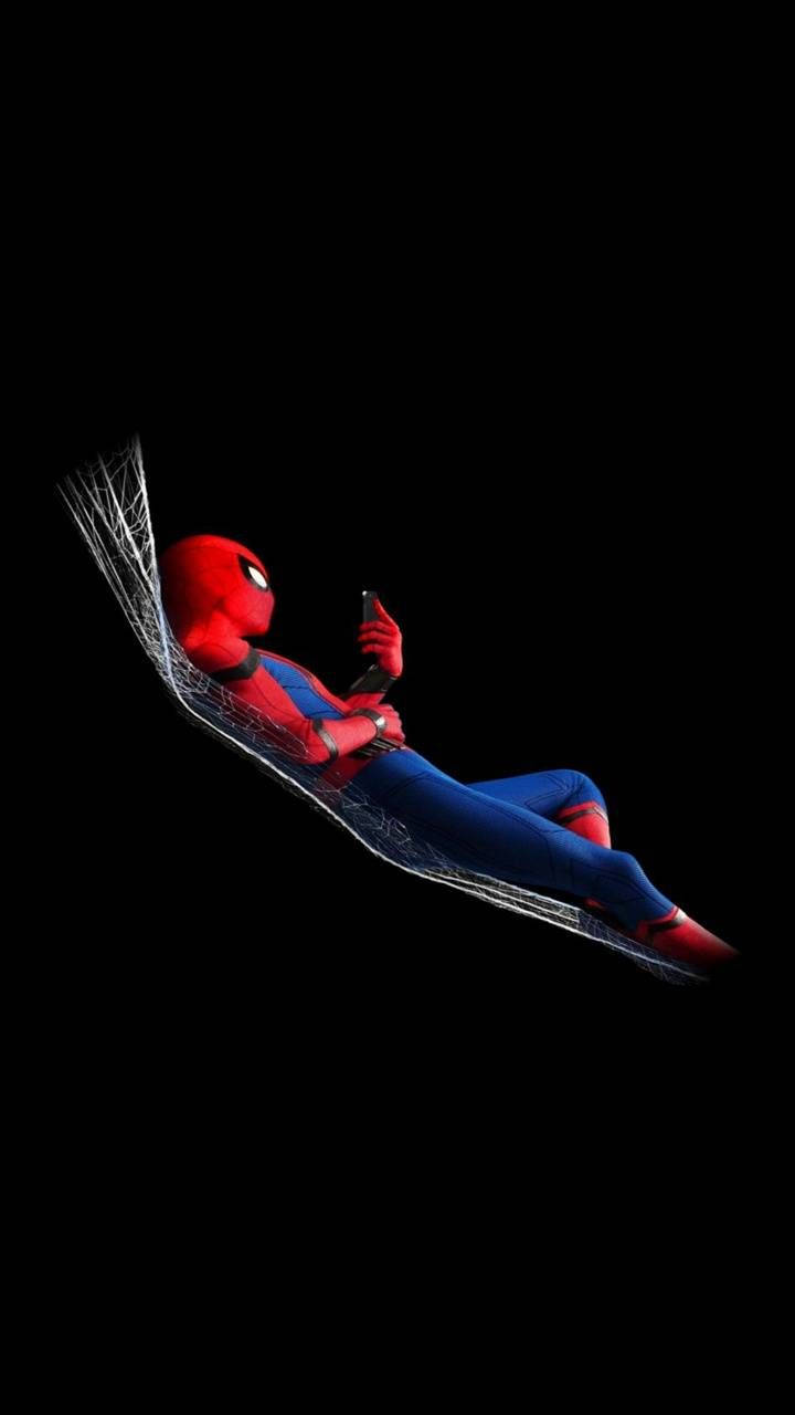 Ο Spider-Man ξεκουράζεται στον ιστό του σε ένα μαύρο φόντο. — Spider Man Ταπετσαρία