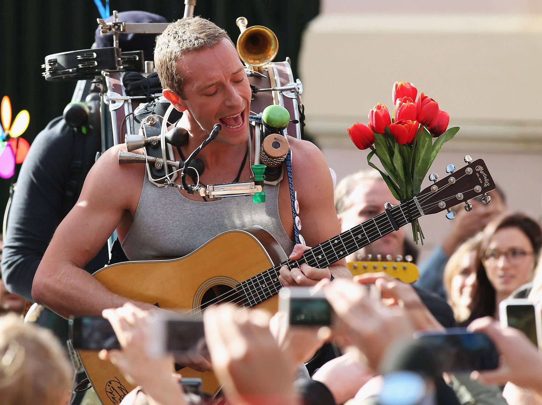 Ο Chris Martin να Ερμηνεύει στη Σκηνή Ταπετσαρία