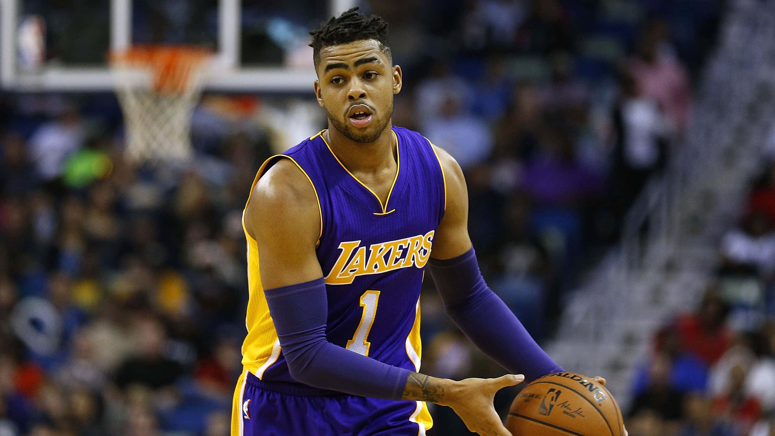 Ο D'Angelo Russell κοιτάζει στο πλάι Ταπετσαρία