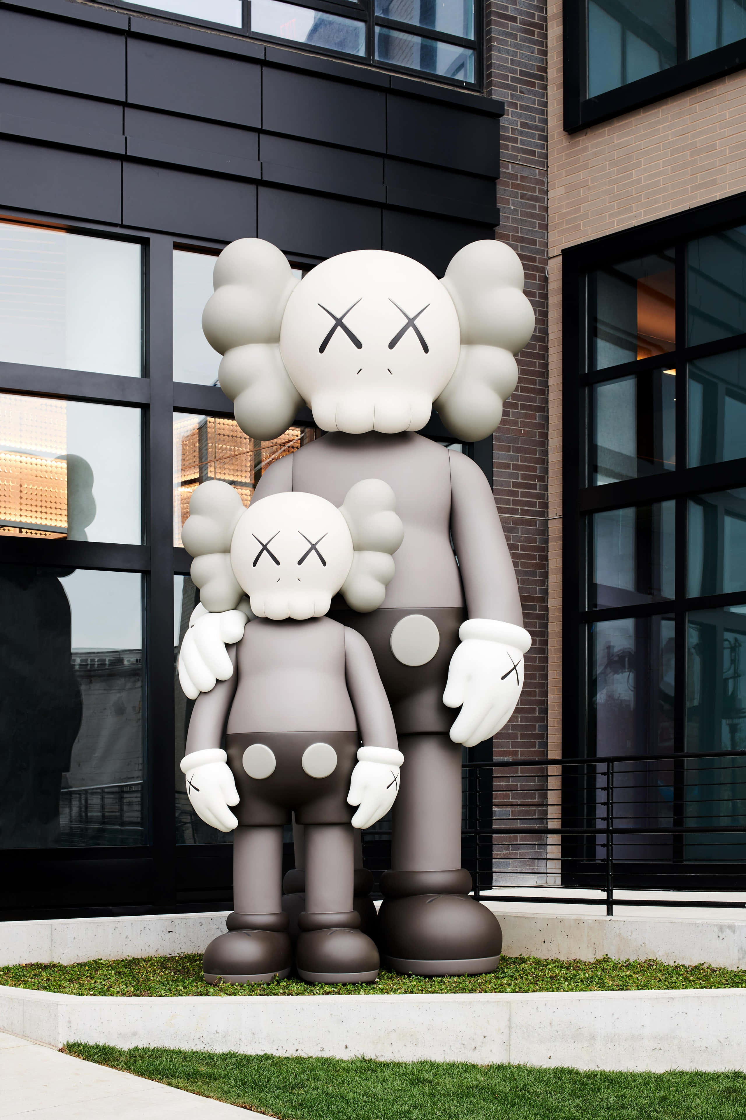 Ο Kaws παρουσιάζει νέα σειρά γλυπτών Ταπετσαρία