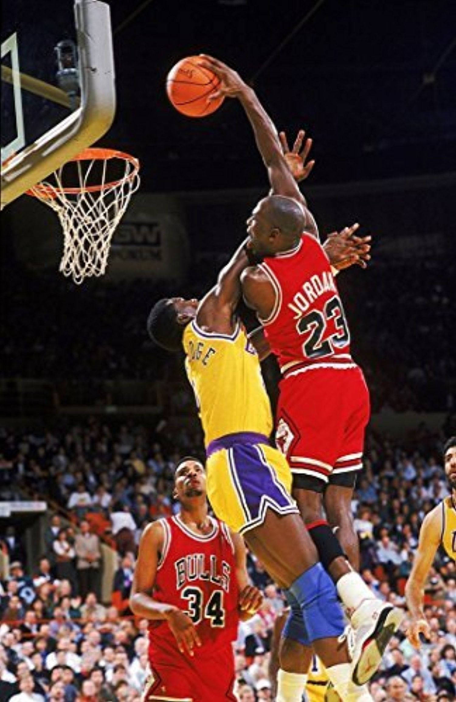 Ο Michael Jordan ορμάει προς το καλάθι για ένα δυνατό κάρφωμα Ταπετσαρία