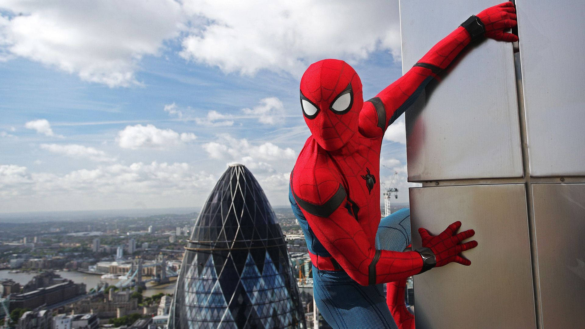 Ο Spider-Man κρατιέται από την άκρη ενός κτιρίου και στέκεται. — Spider Man Ταπετσαρία