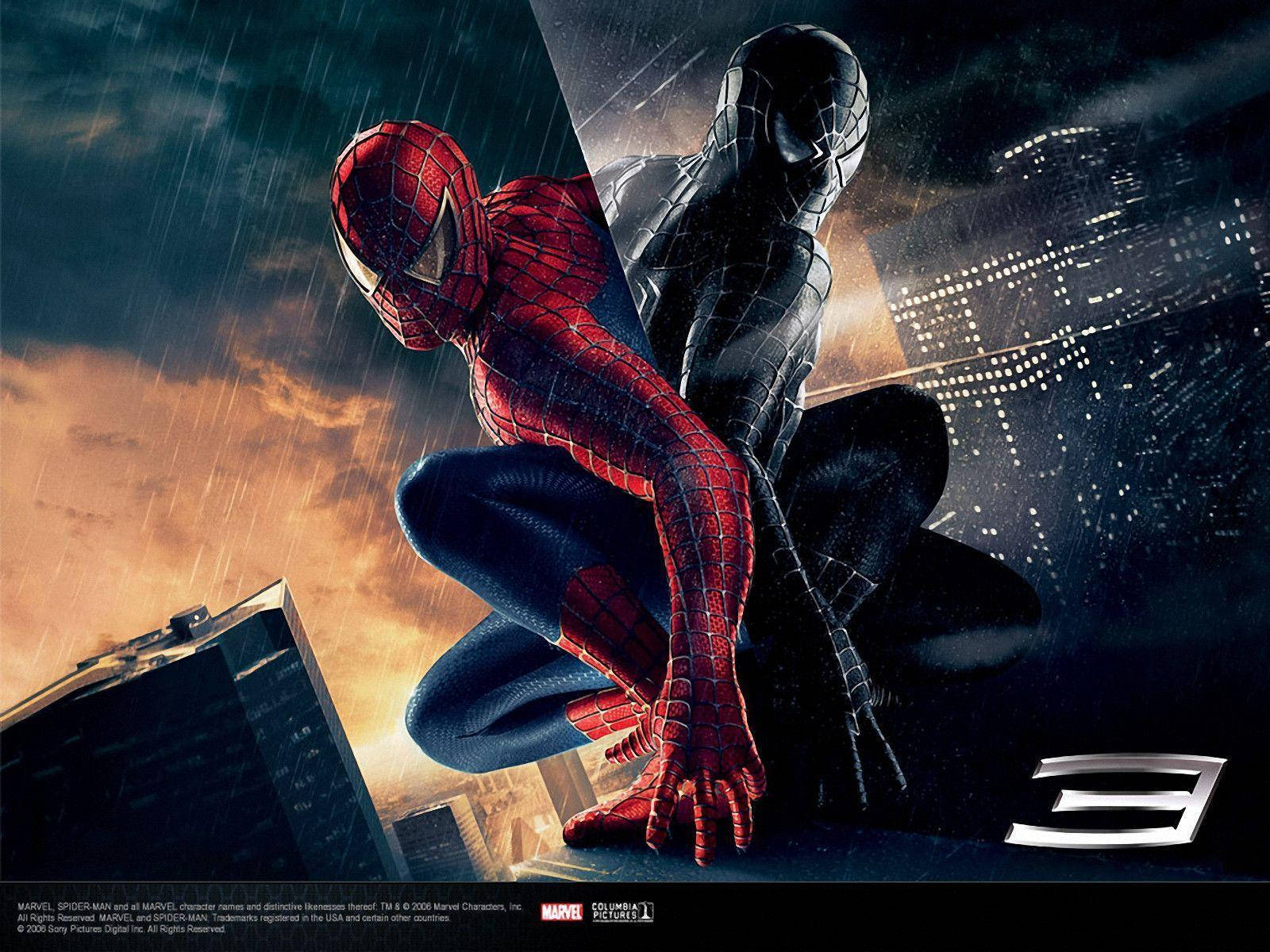 Ο Spider-Man κόκκινος και μαύρος, εχθρός σε σκοτεινό φόντο πόλης. — Spider Man Ταπετσαρία
