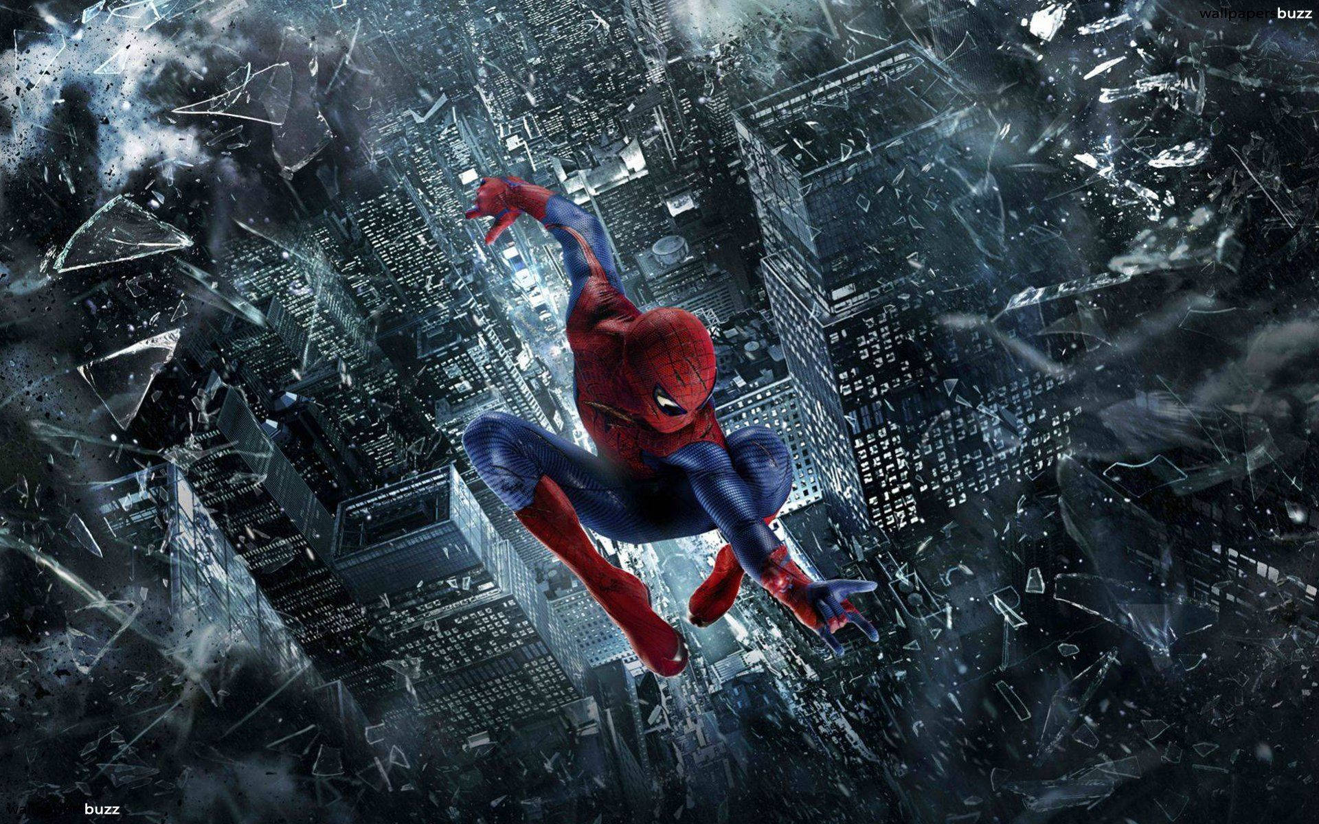 Ο Spider-Man σε δράση με σπασμένα γυαλιά στο φόντο της πόλης τη νύχτα — Spider Man Ταπετσαρία