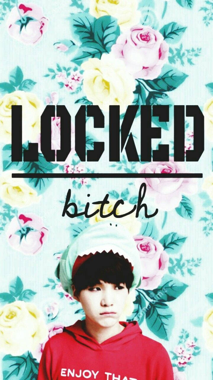 Ο Suga των BTS σε ένα λουλουδάτο φόντο που γράφει 'locked bitch'. — Bts Ταπετσαρία