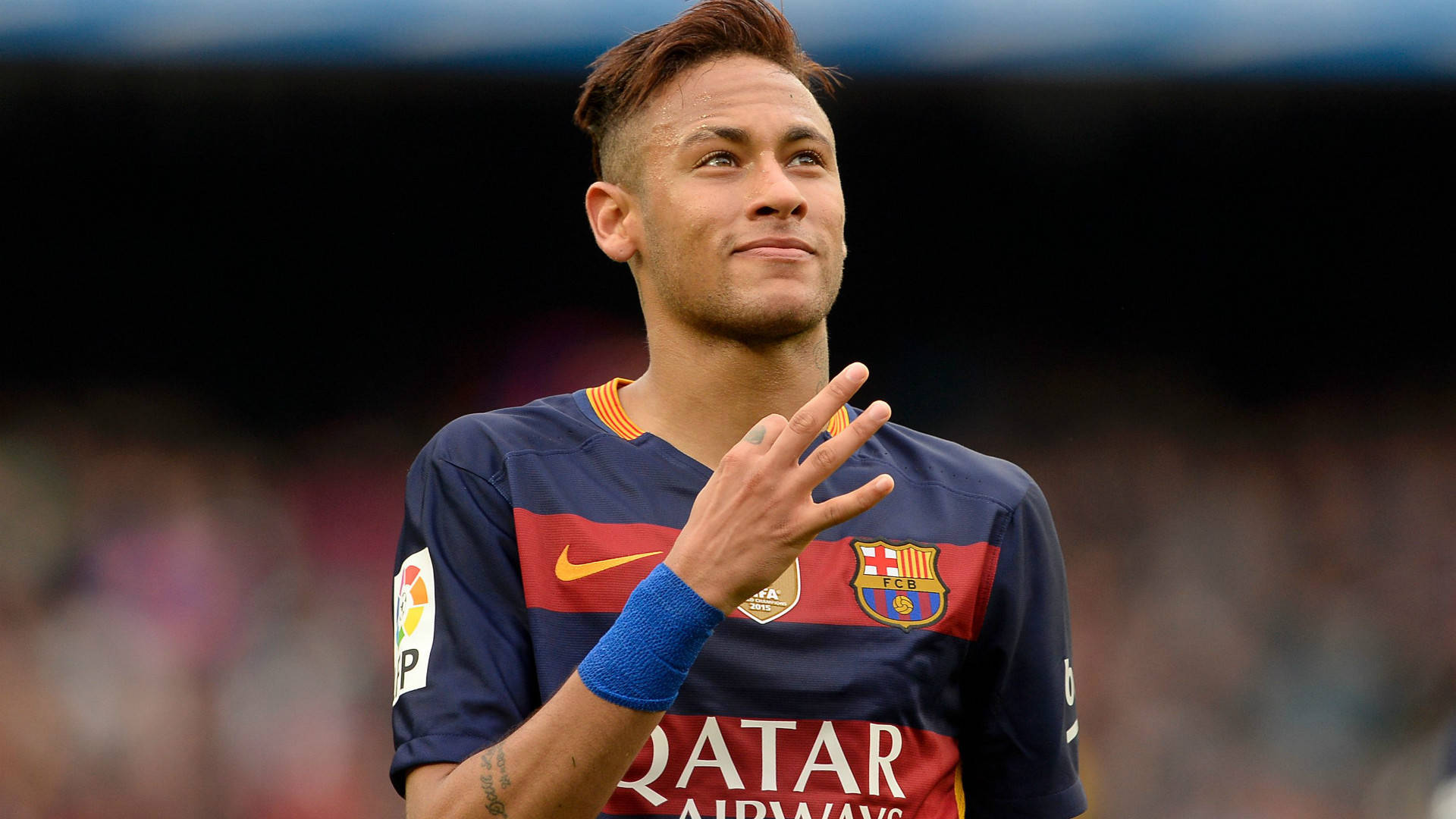 Ταπετσαρία Neymar jr. κάνει σήμα με 3 δάχτυλα στη φανέλα της Μπαρτσελόνα. — Neymar Ταπετσαρία