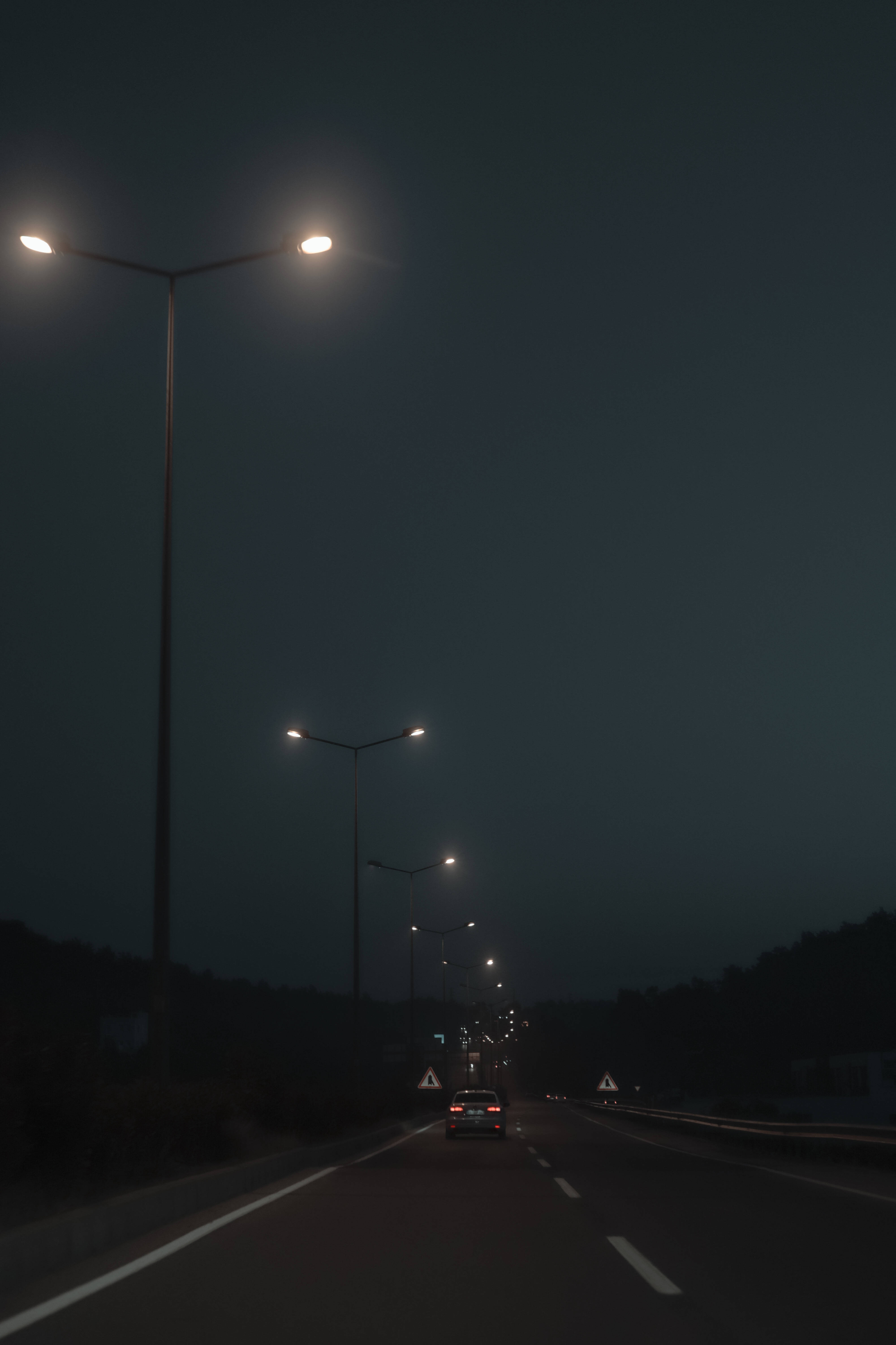 Παλιά Φώτα Δρόμου Δίπλα στο Δρόμο σε Ένα Θολό Βράδυ Ταπετσαρία