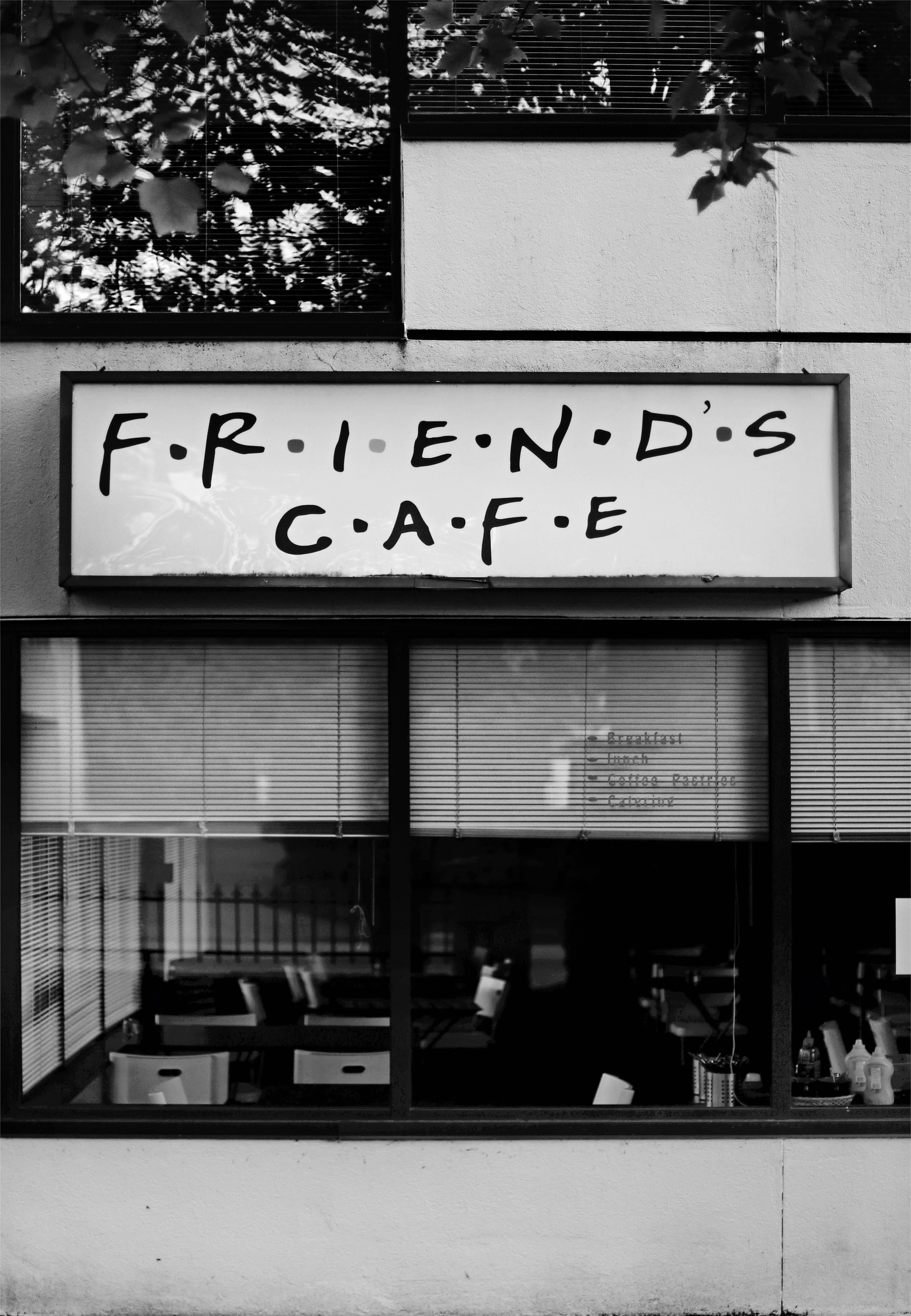 Φίλοι απολαμβάνουν καφέ στο Central Perk Cafe Ταπετσαρία