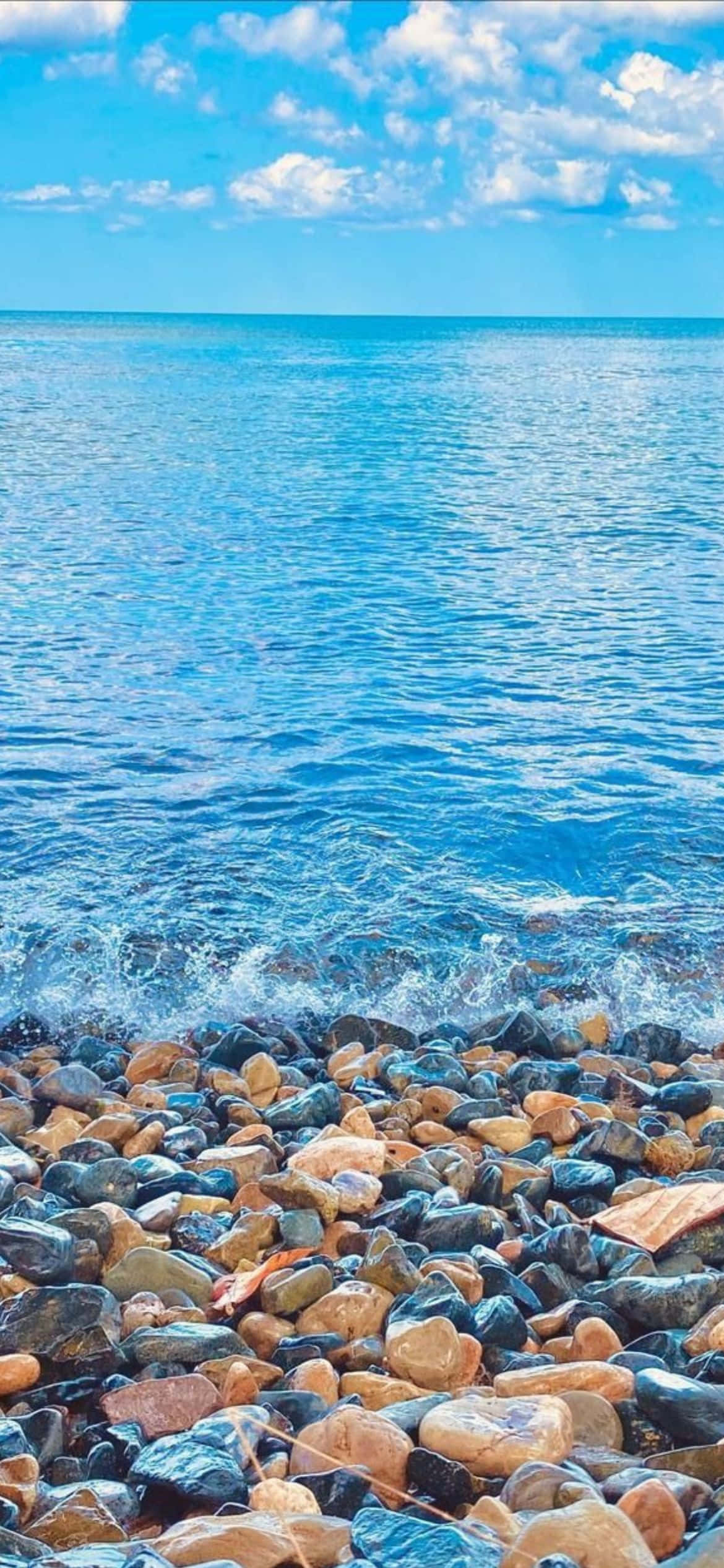 παραλία με βράχια και νερό Ταπετσαρία