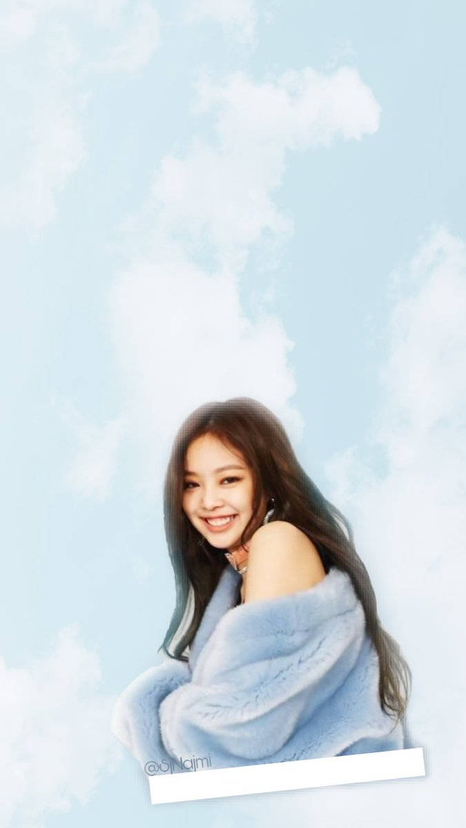 Wallpaper με τη Jennie των Blackpink σε μπλε γούνινο παλτό σε φόντο μπλε ουρανού — Blackpink Ταπετσαρία