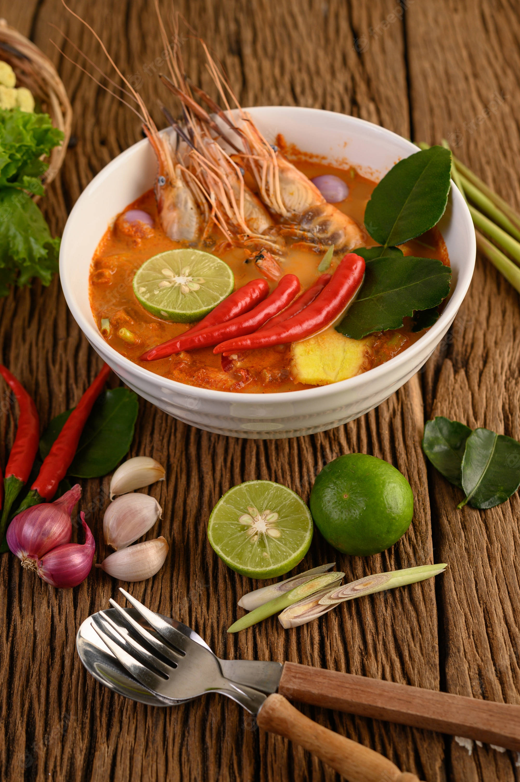 Πικάντικη σούπα Tom Yum με γαρίδες Ταπετσαρία