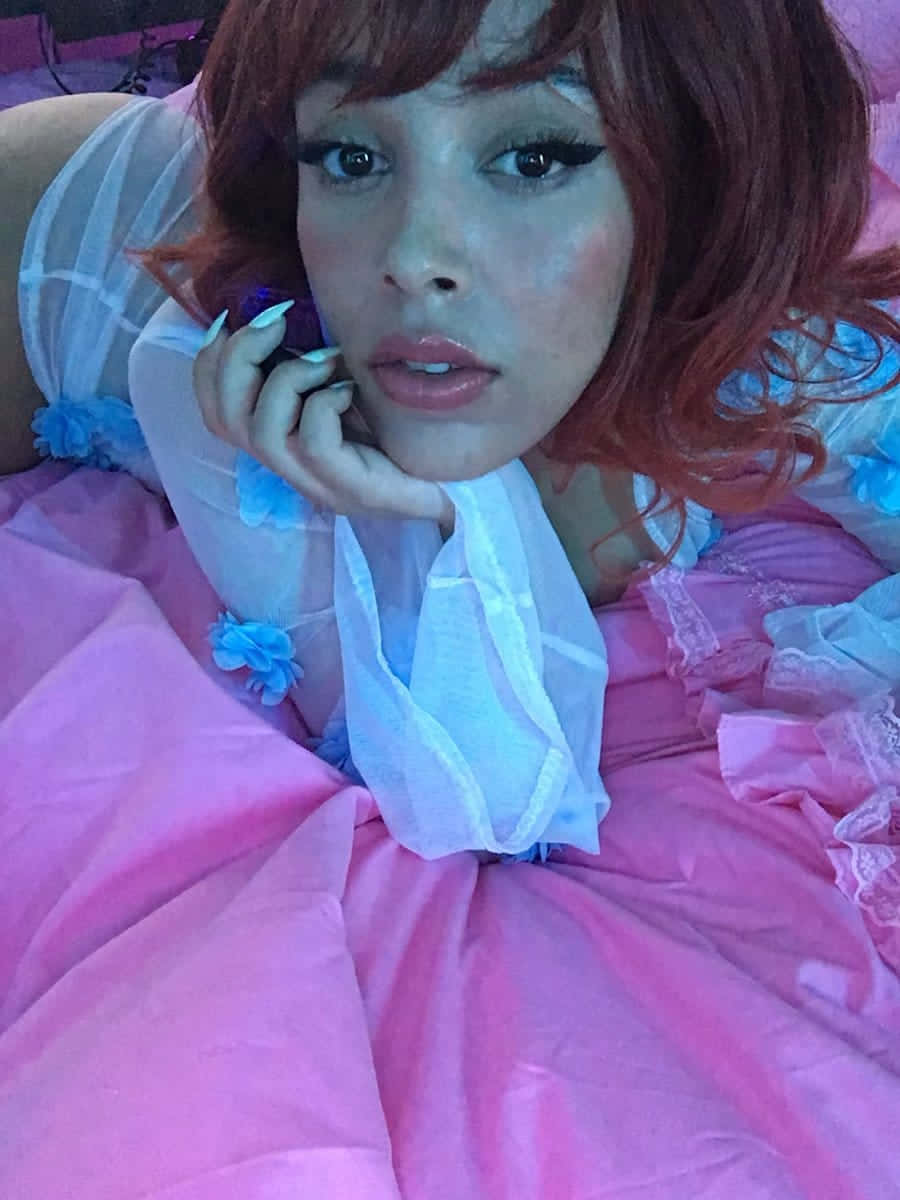 Πορτρέτο της Doja Cat, του νέου προσώπου της μουσικής βιομηχανίας Ταπετσαρία