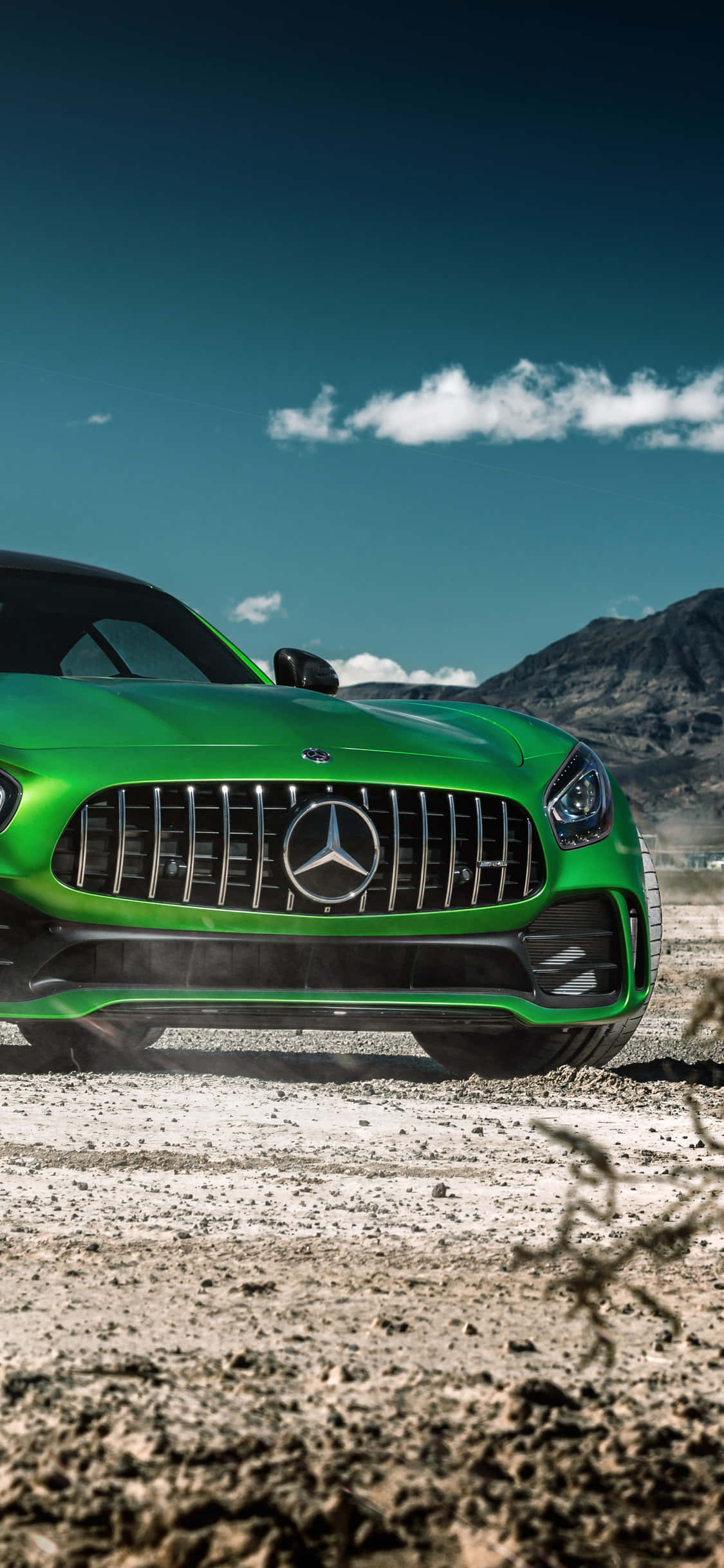 Πράσινο φόντο iPhone Xs Mercedes Amg κοντά σε βουνά Ταπετσαρία