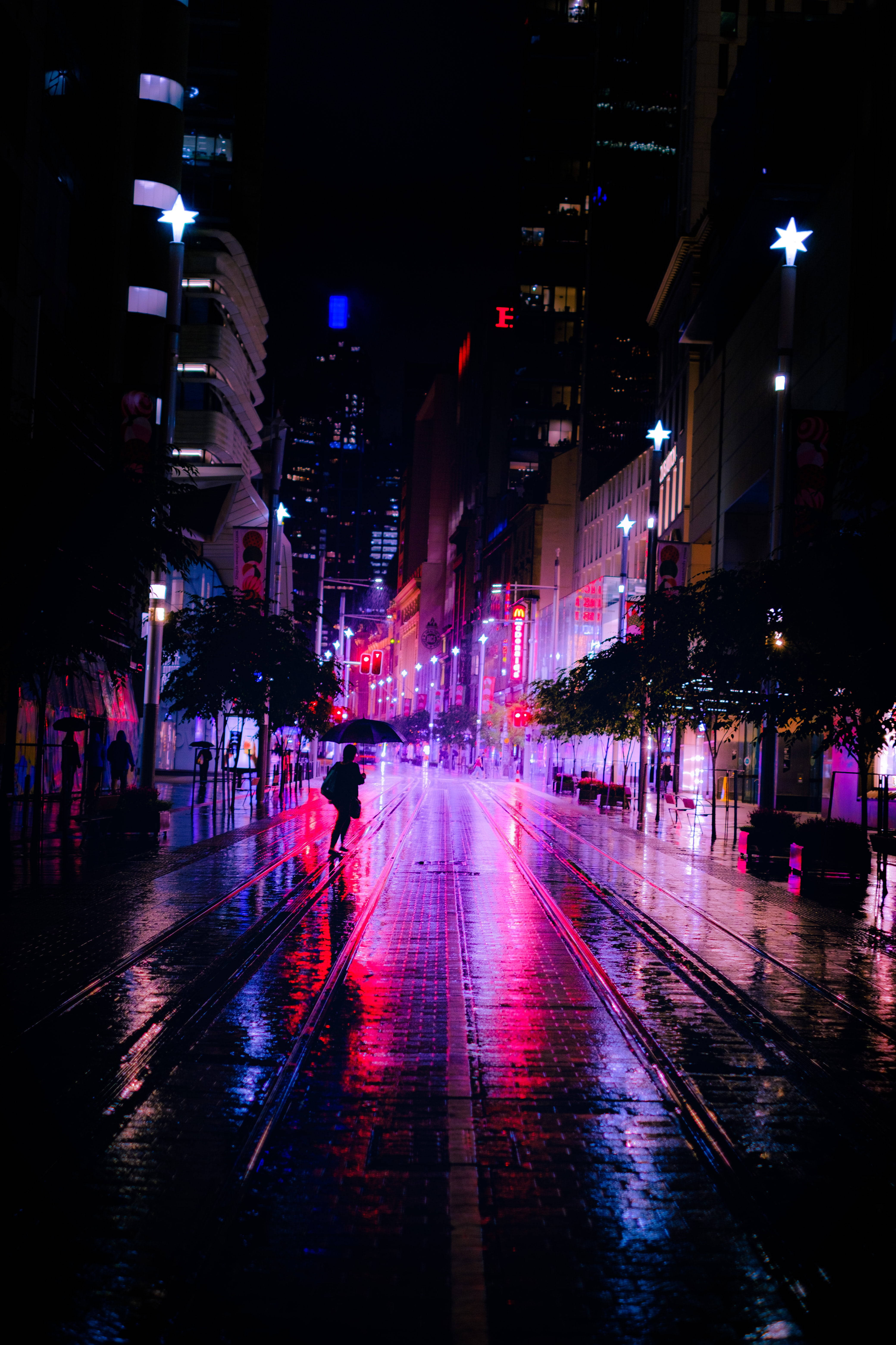 Σκοτεινή Πόλη Neon στη Βροχή Ταπετσαρία