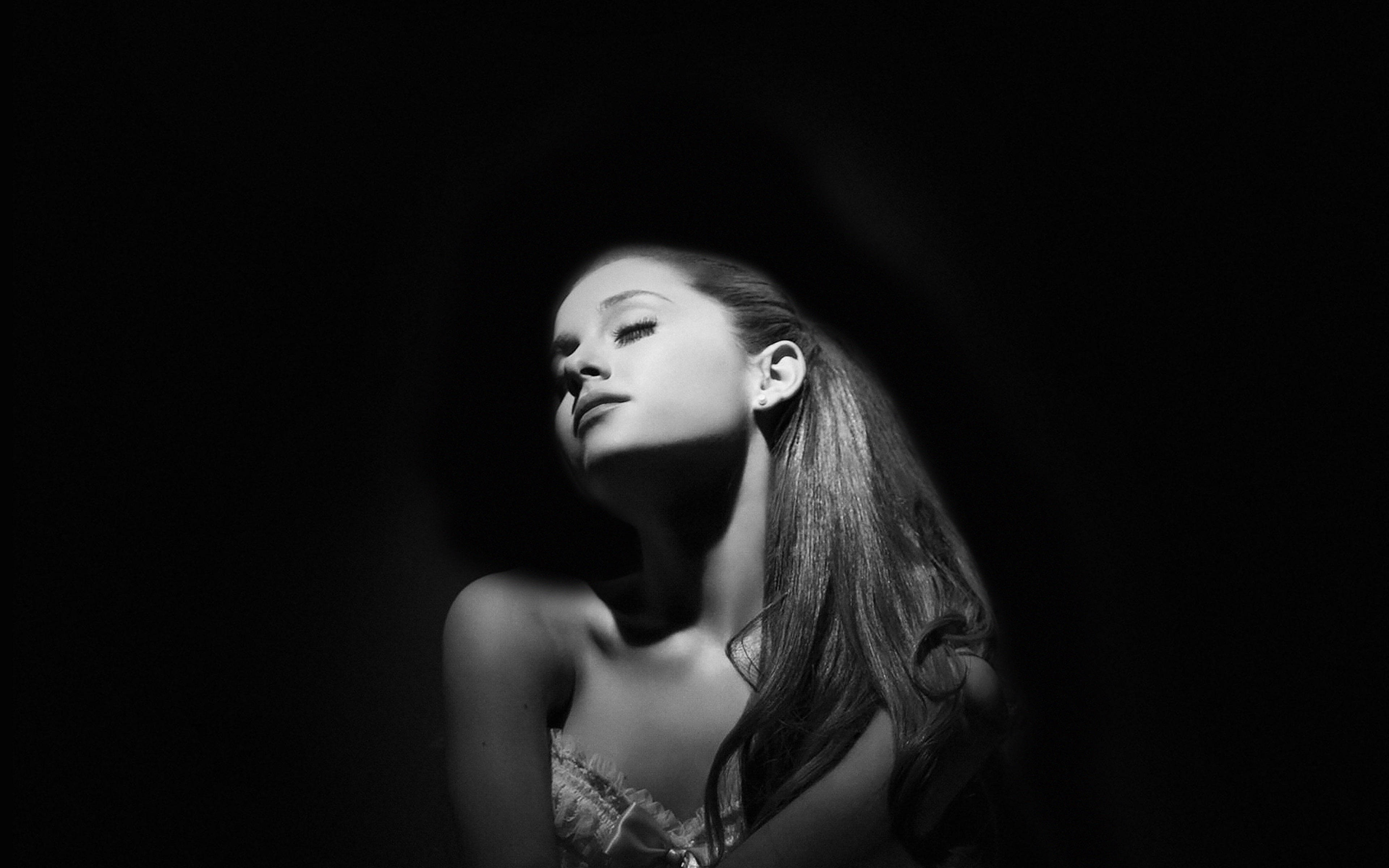 Σκοτεινό Laptop Ariana Grande Ταπετσαρία