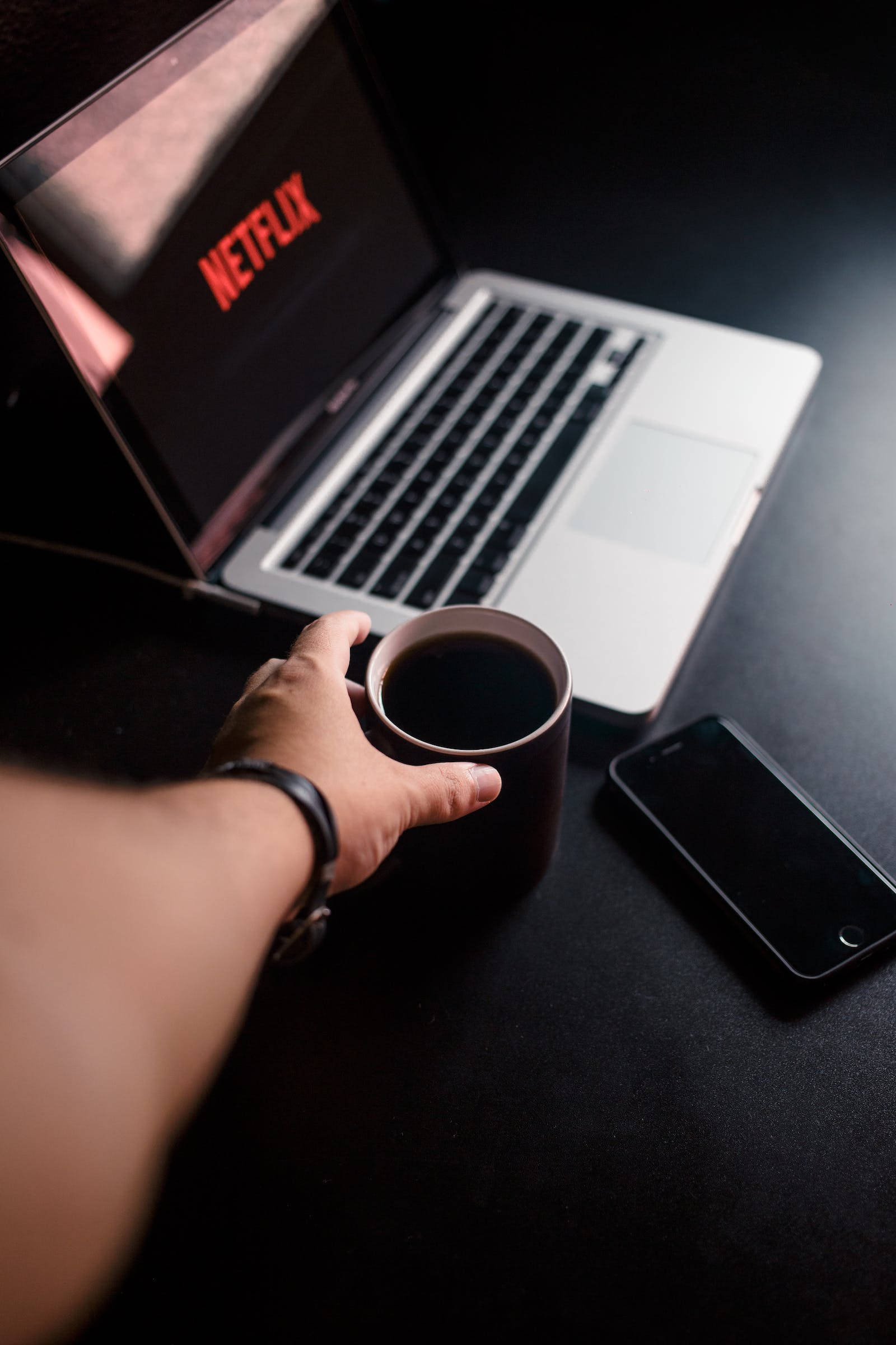 Σκούρο iPhone με MacBook και Κούπα Ταπετσαρία
