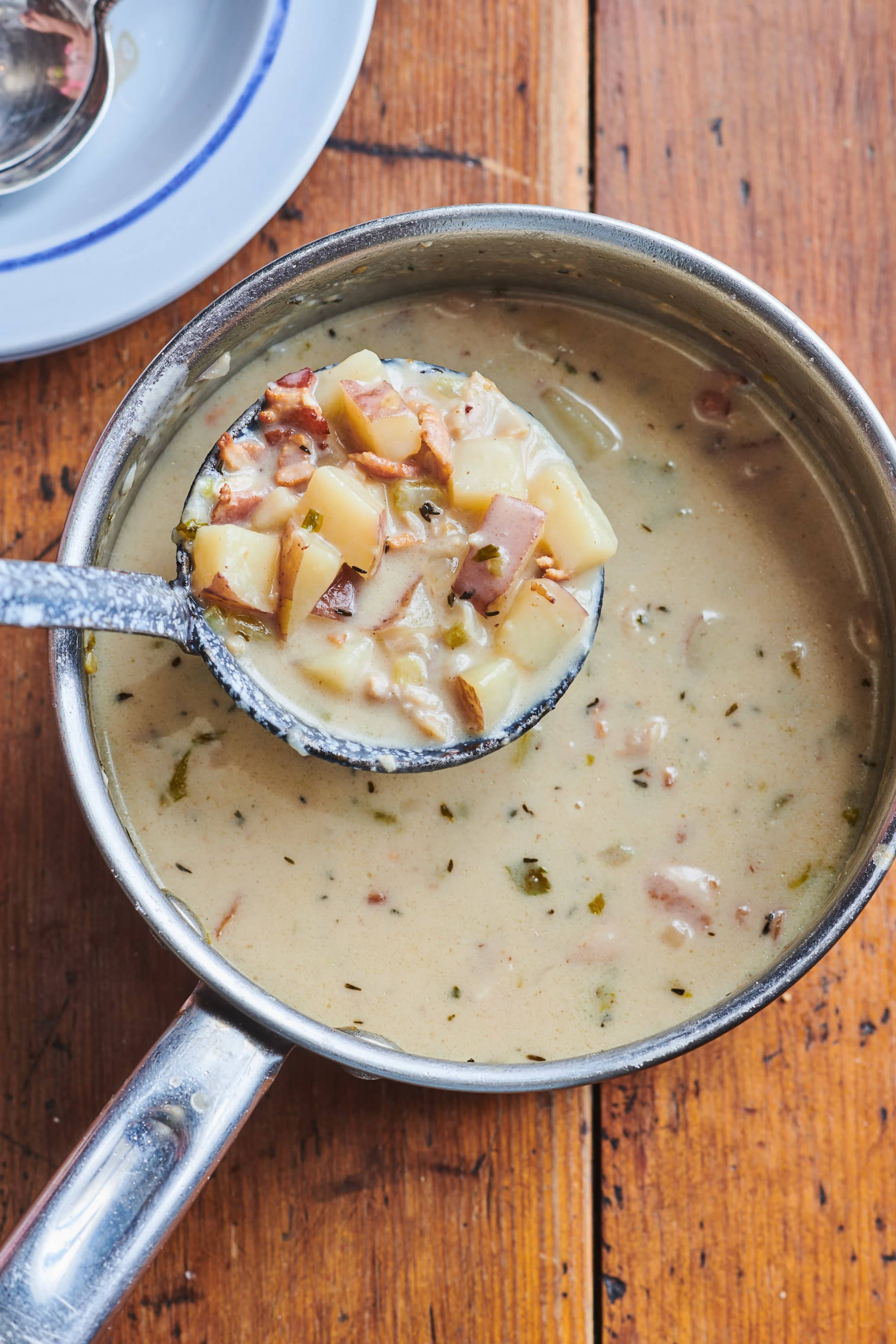 Σούπα Clam Chowder Νέας Αγγλίας σε Ασημένια Κουτάλα Ταπετσαρία