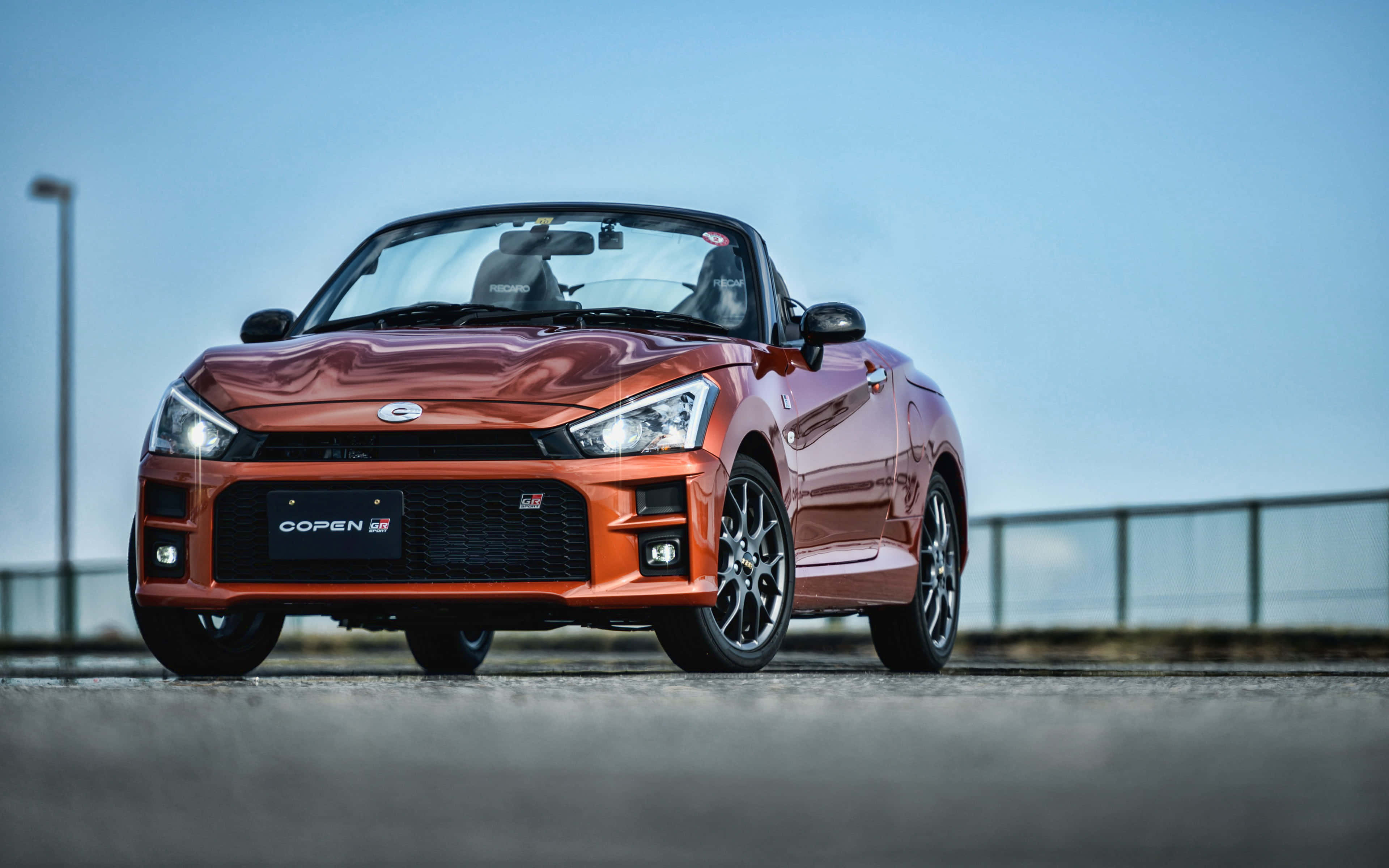 Στυλάτο Daihatsu που Ταξιδεύει στον Ανοιχτό Δρόμο Ταπετσαρία