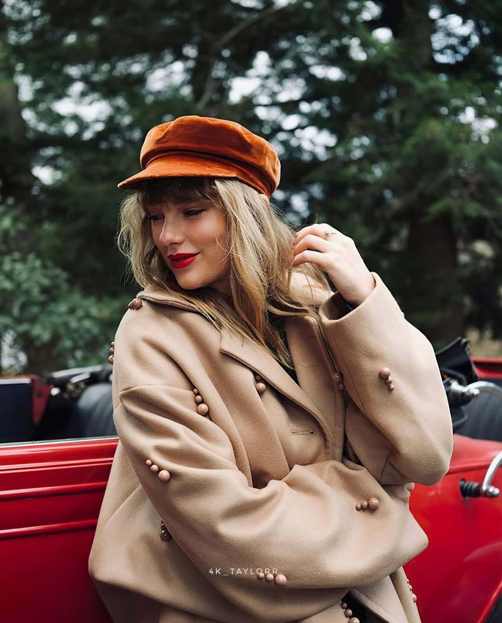 Τέιλορ έξω από το κάμπριο σε κόκκινο Red Taylors Version Ταπετσαρία