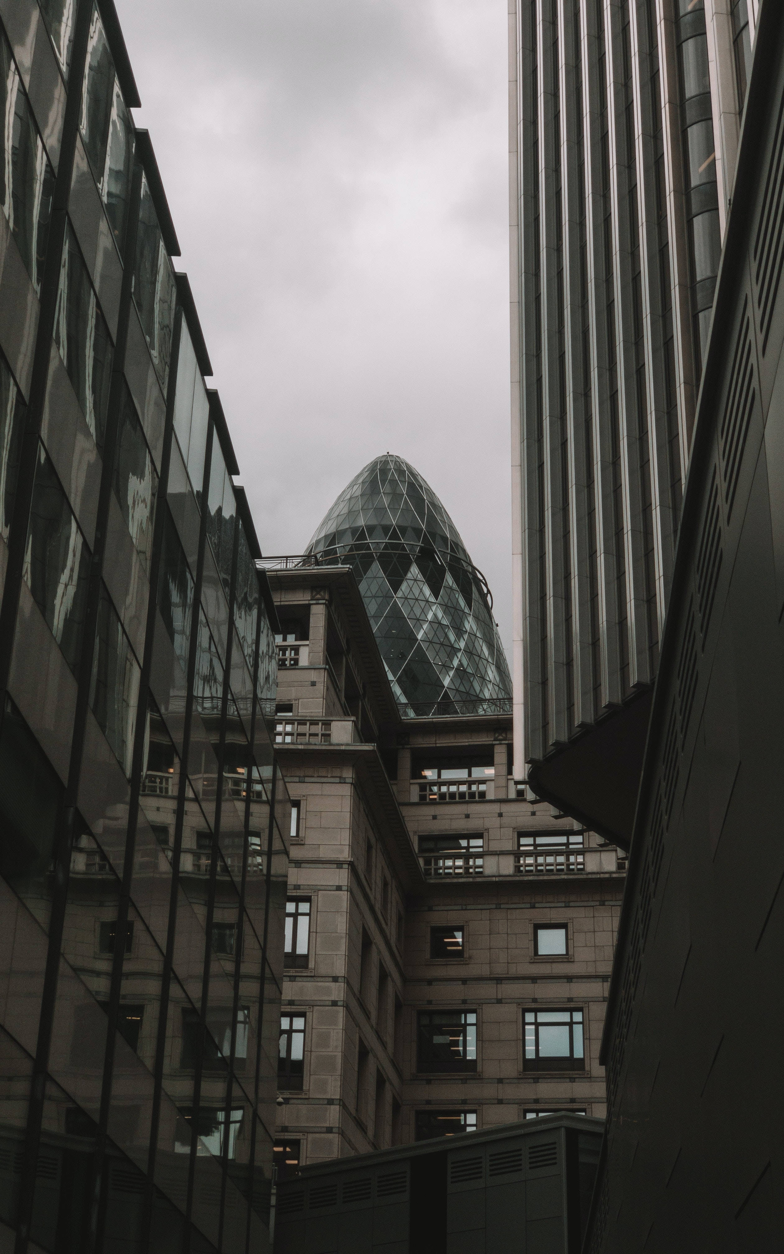 Το Gherkin Ανάμεσα σε Κτίρια Ταπετσαρία