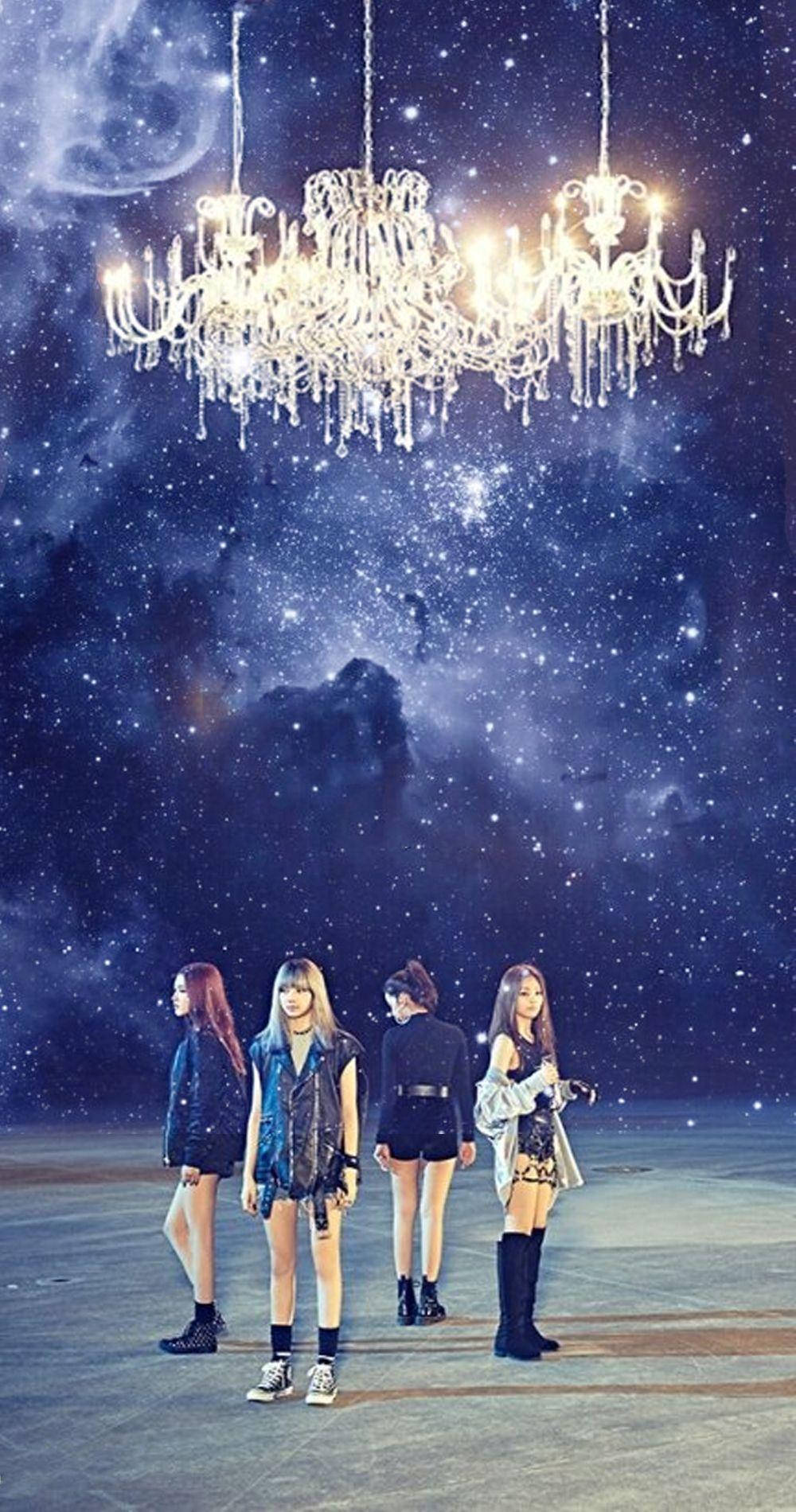 Ταπετσαρία Whistle MV με μέλη Blackpink κάτω από πολυέλαιο σε σκούρο μπλε γαλαξία — Blackpink Ταπετσαρία