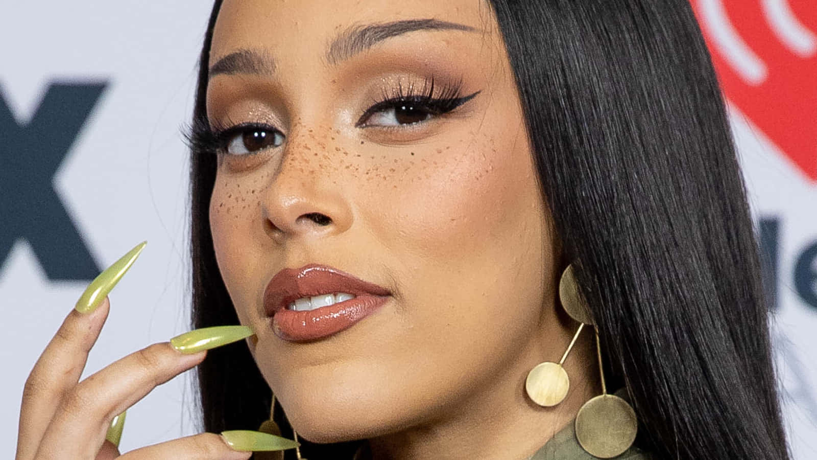 Τραγουδίστρια-τραγουδοποιός Doja Cat Ταπετσαρία